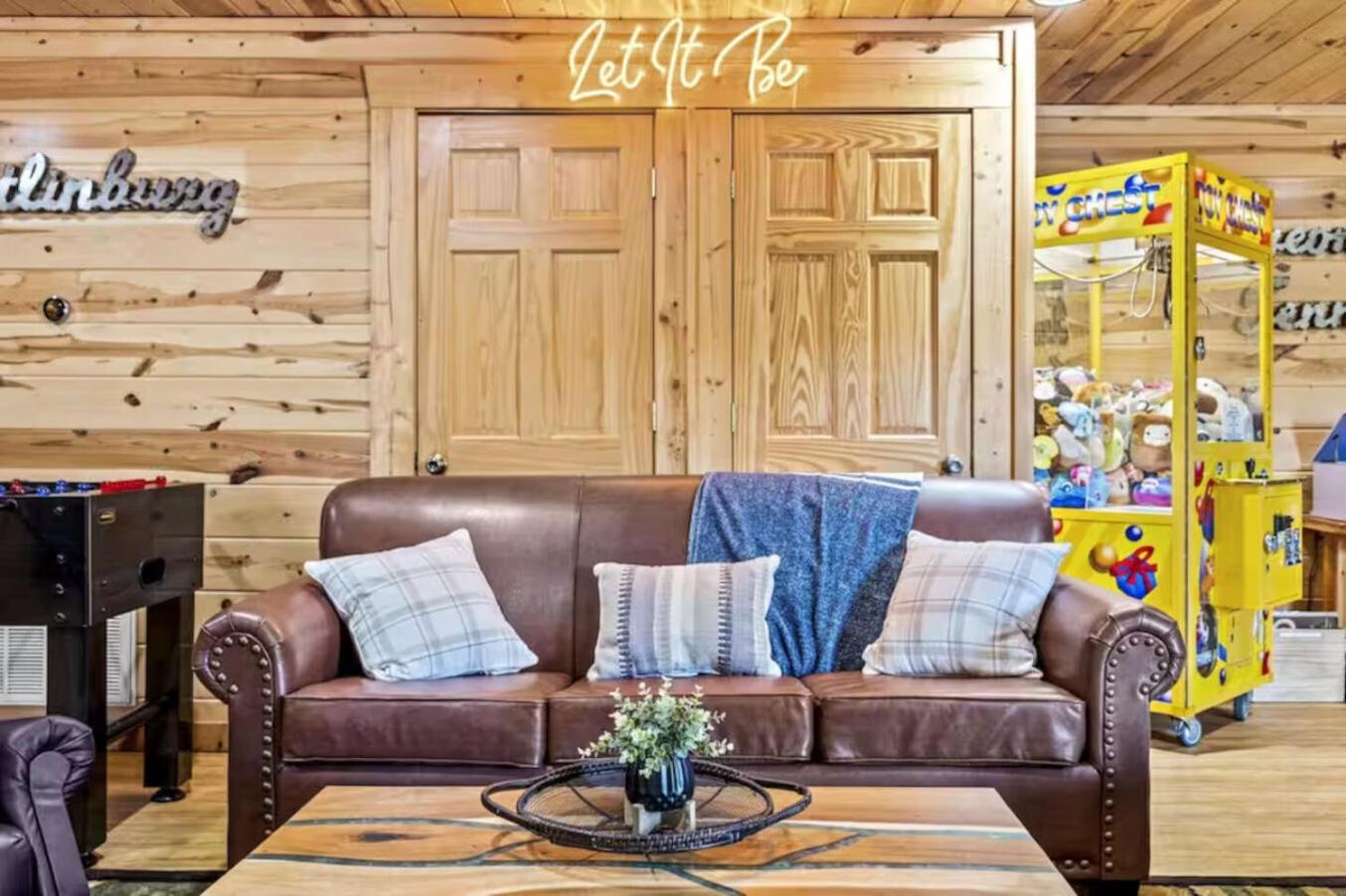 Pinewood Lodge by Beyond Expectations w Hot Tub