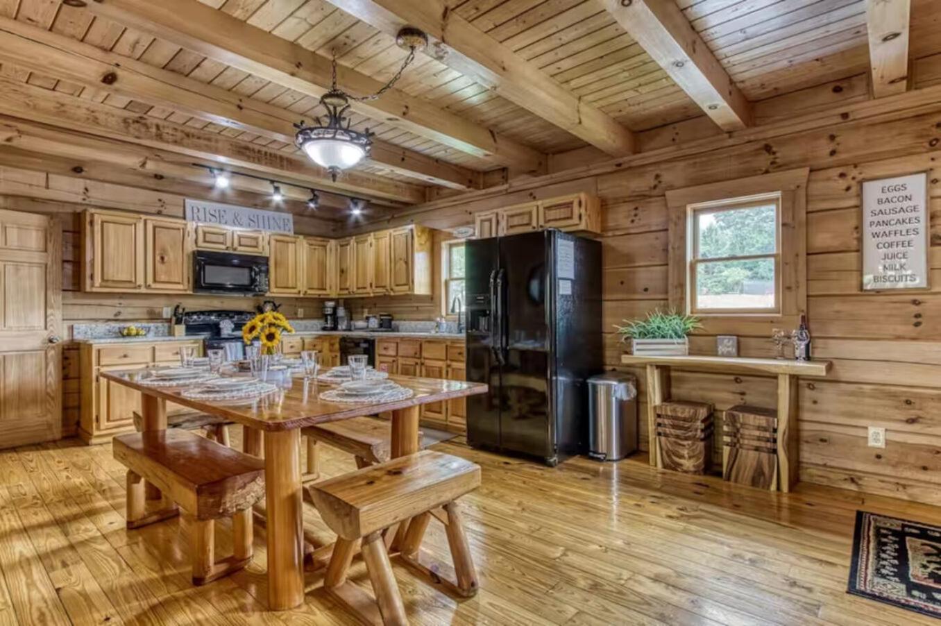 Pinewood Lodge by Beyond Expectations w Hot Tub