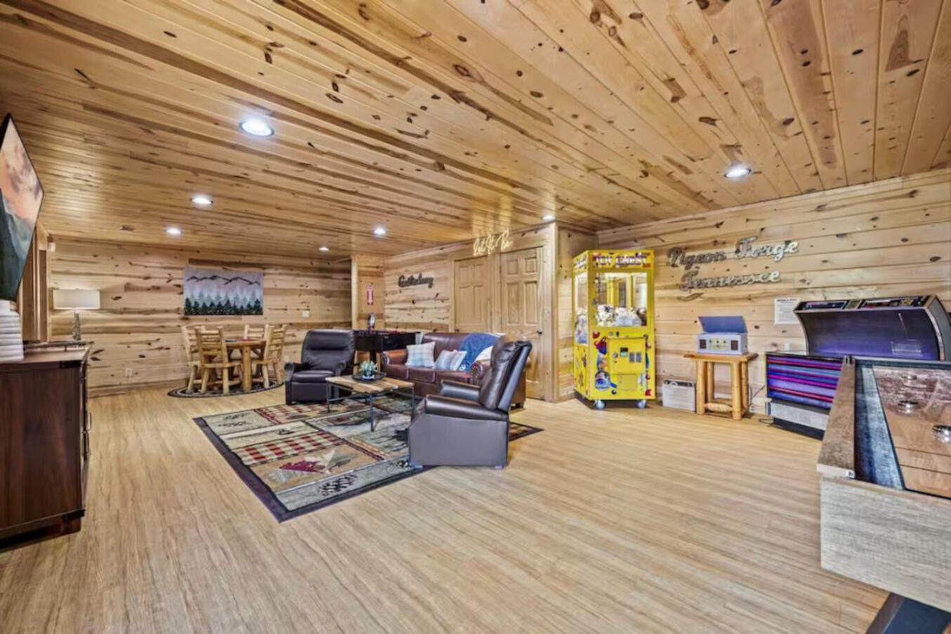 Pinewood Lodge by Beyond Expectations w Hot Tub
