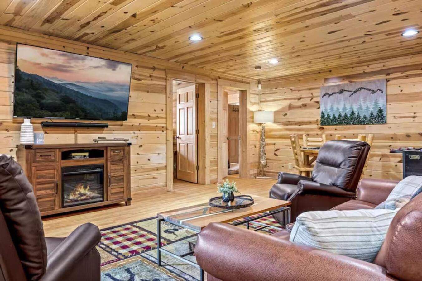 Pinewood Lodge by Beyond Expectations w Hot Tub