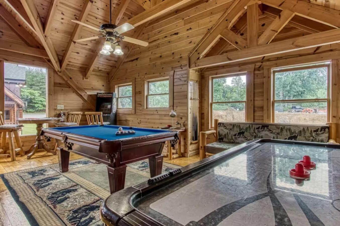 Pinewood Lodge by Beyond Expectations w Hot Tub