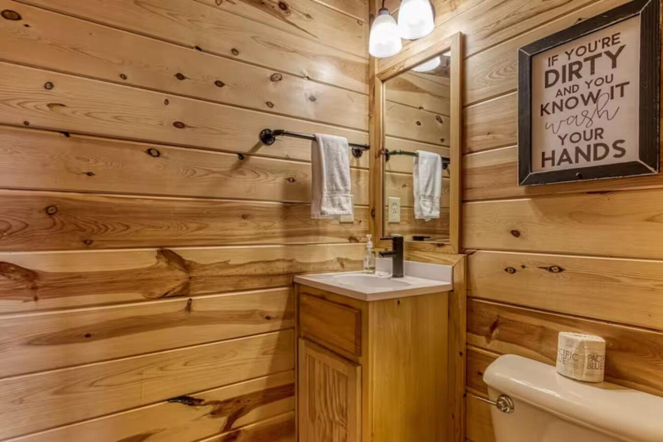 Pinewood Lodge by Beyond Expectations w Hot Tub