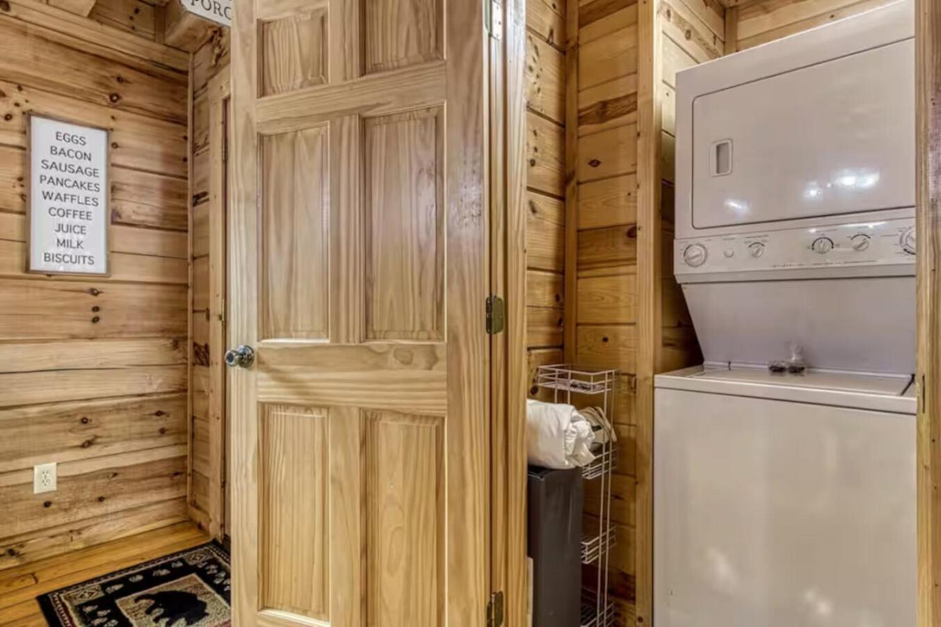 Pinewood Lodge by Beyond Expectations w Hot Tub