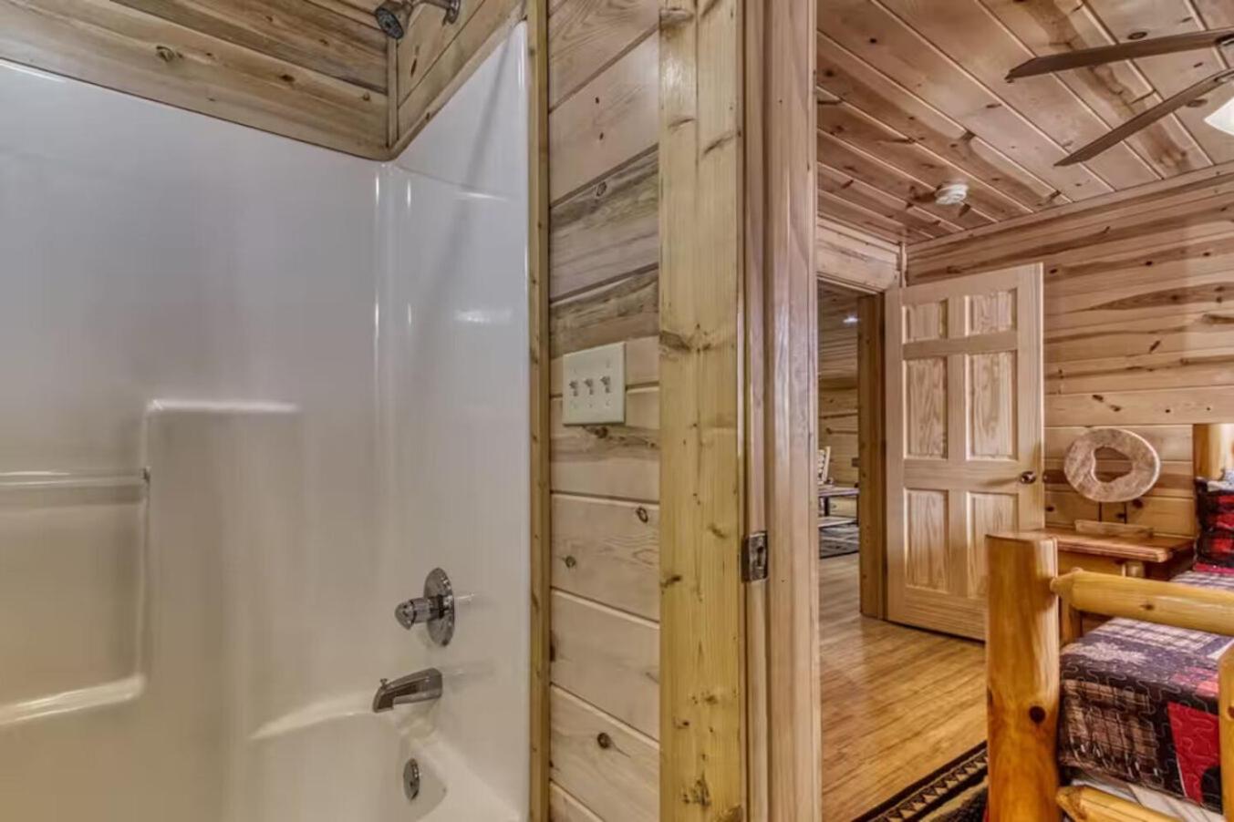 Pinewood Lodge by Beyond Expectations w Hot Tub