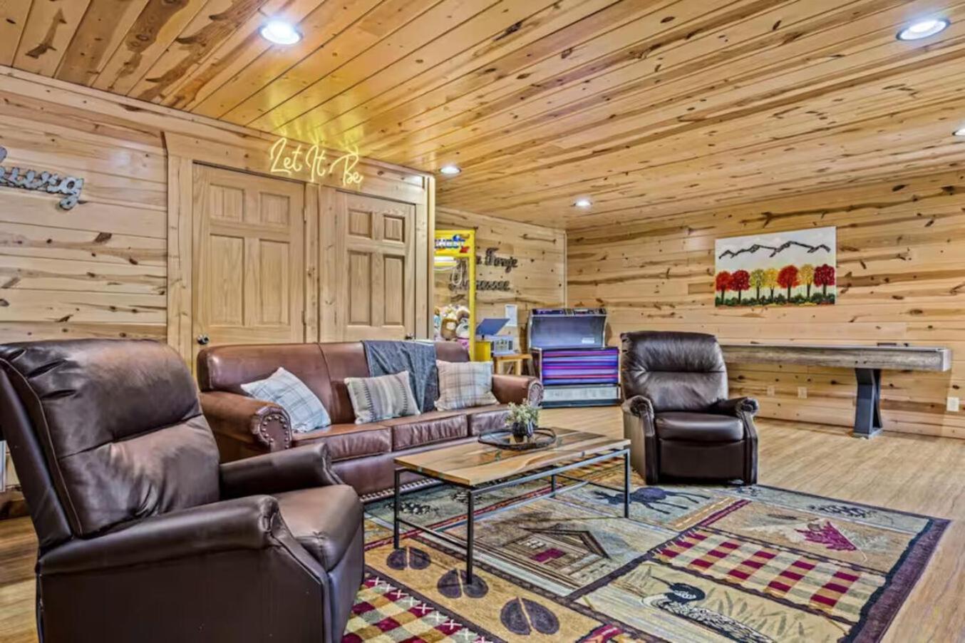 Pinewood Lodge by Beyond Expectations w Hot Tub