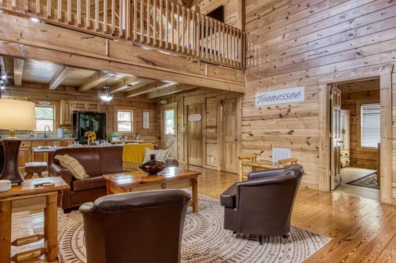 Pinewood Lodge by Beyond Expectations w Hot Tub