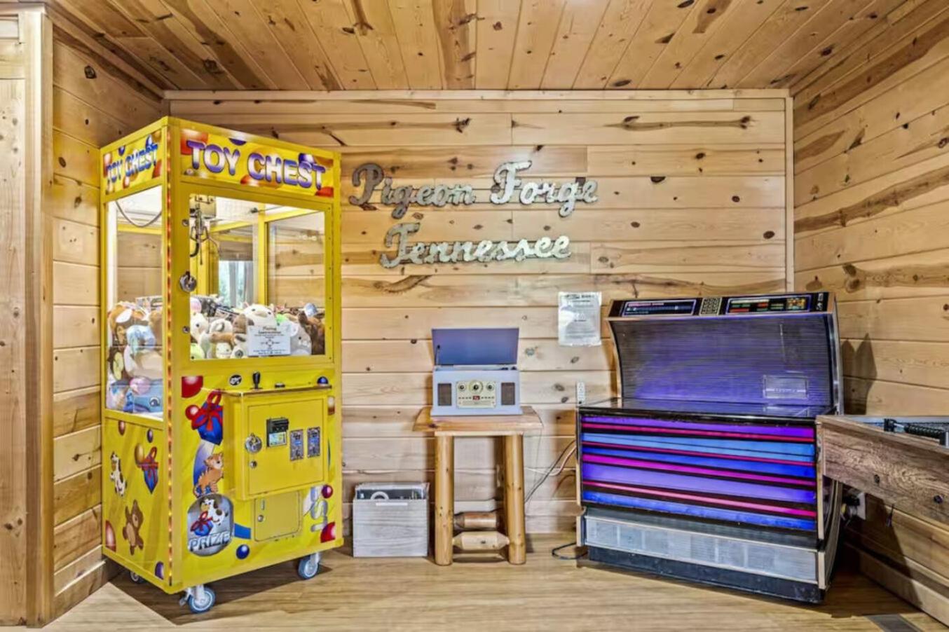 Pinewood Lodge by Beyond Expectations w Hot Tub