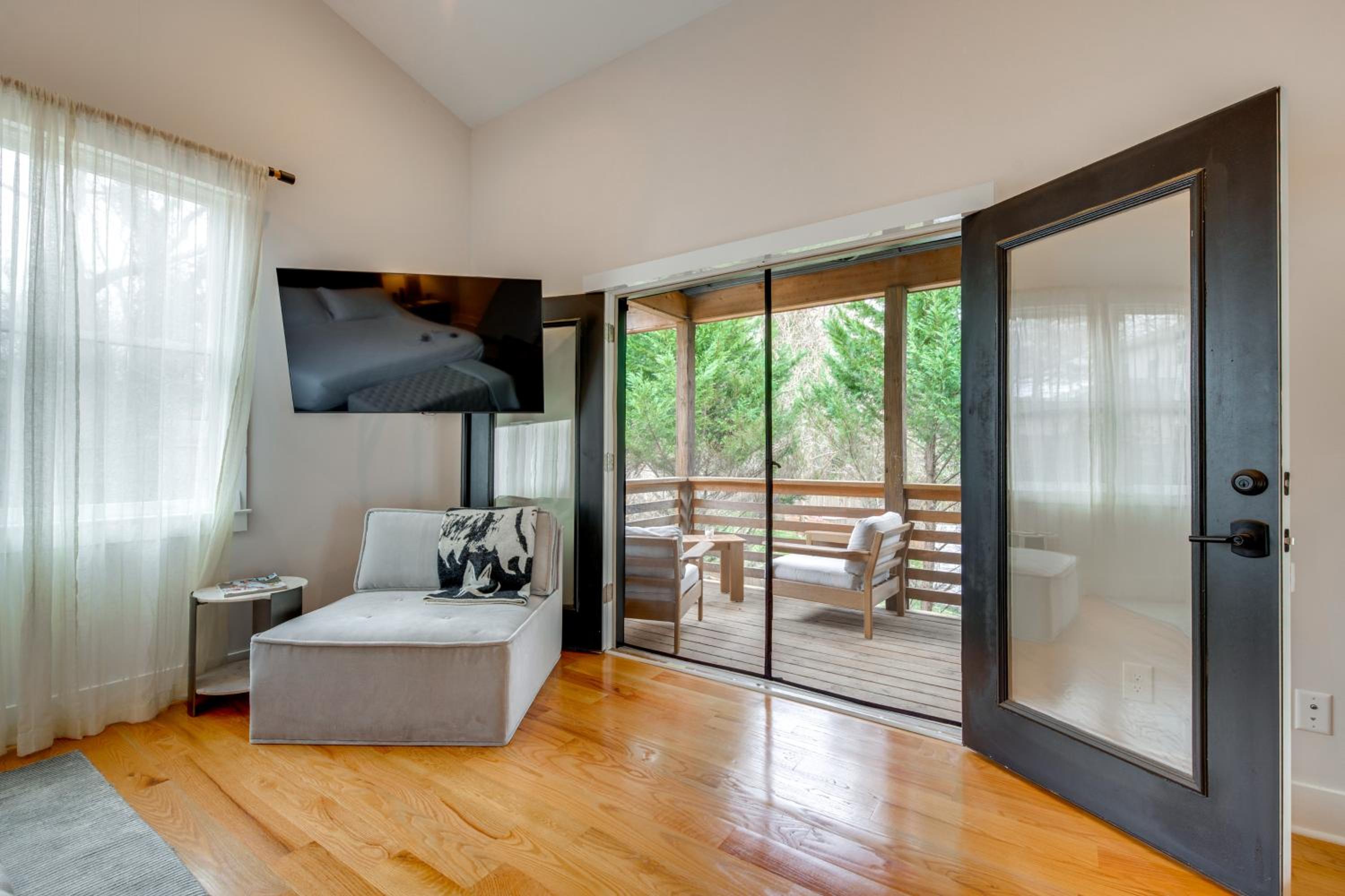 Game Room and Bar Luxe ATL Getaway Near World Cup