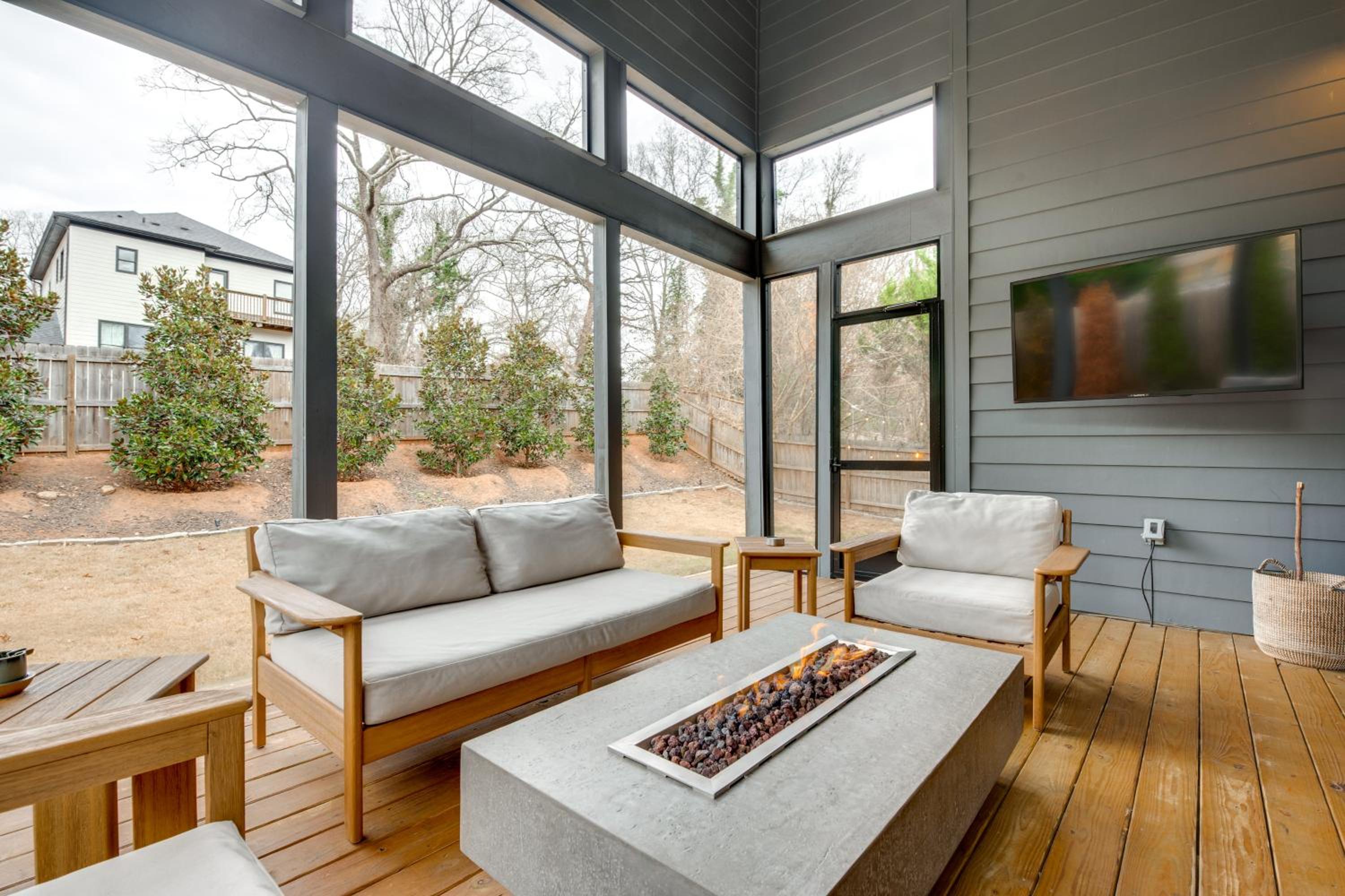 Game Room and Bar Luxe ATL Getaway Near World Cup