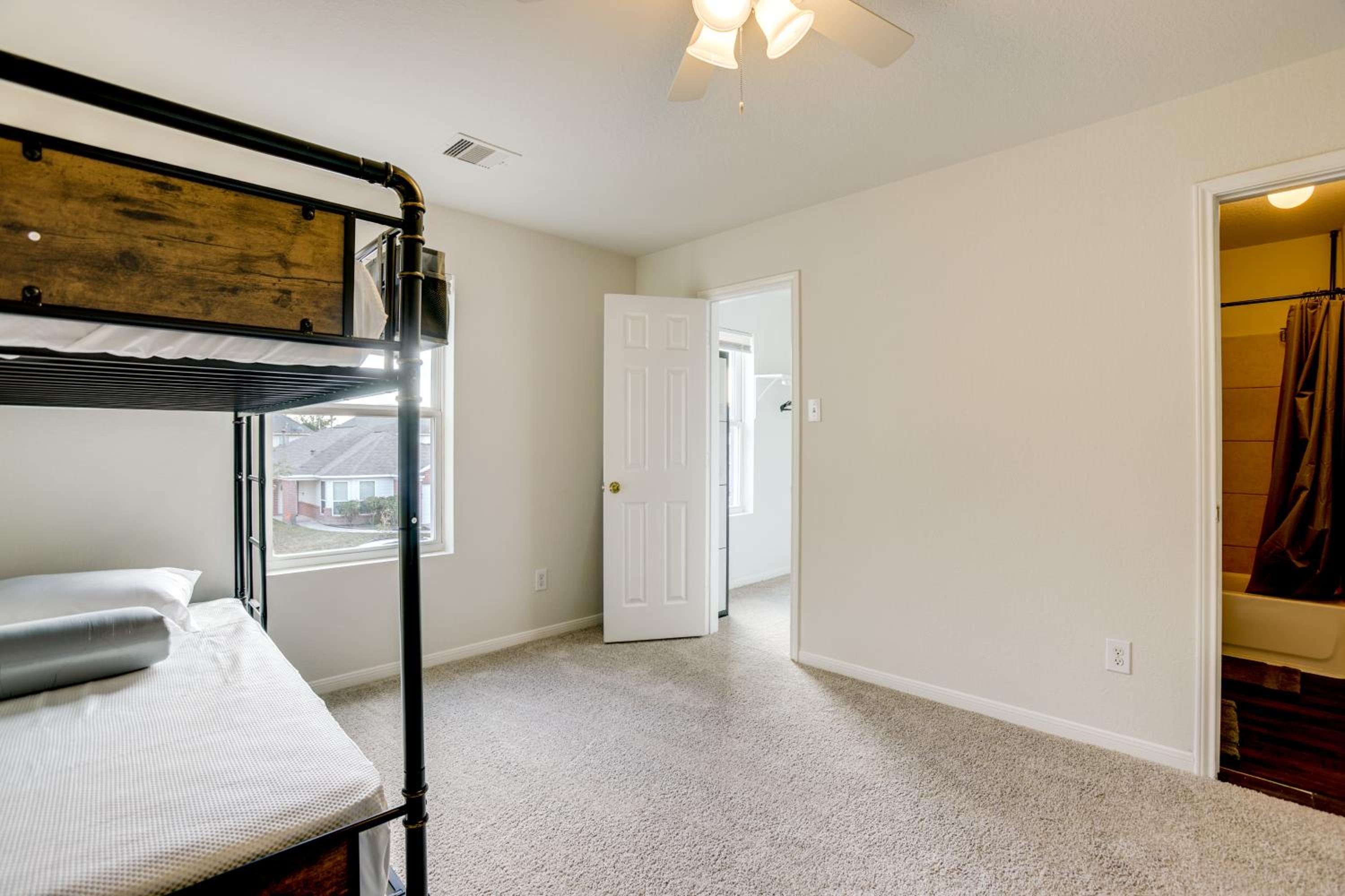 4 Mi to Houston Airport Spacious Home in Humble