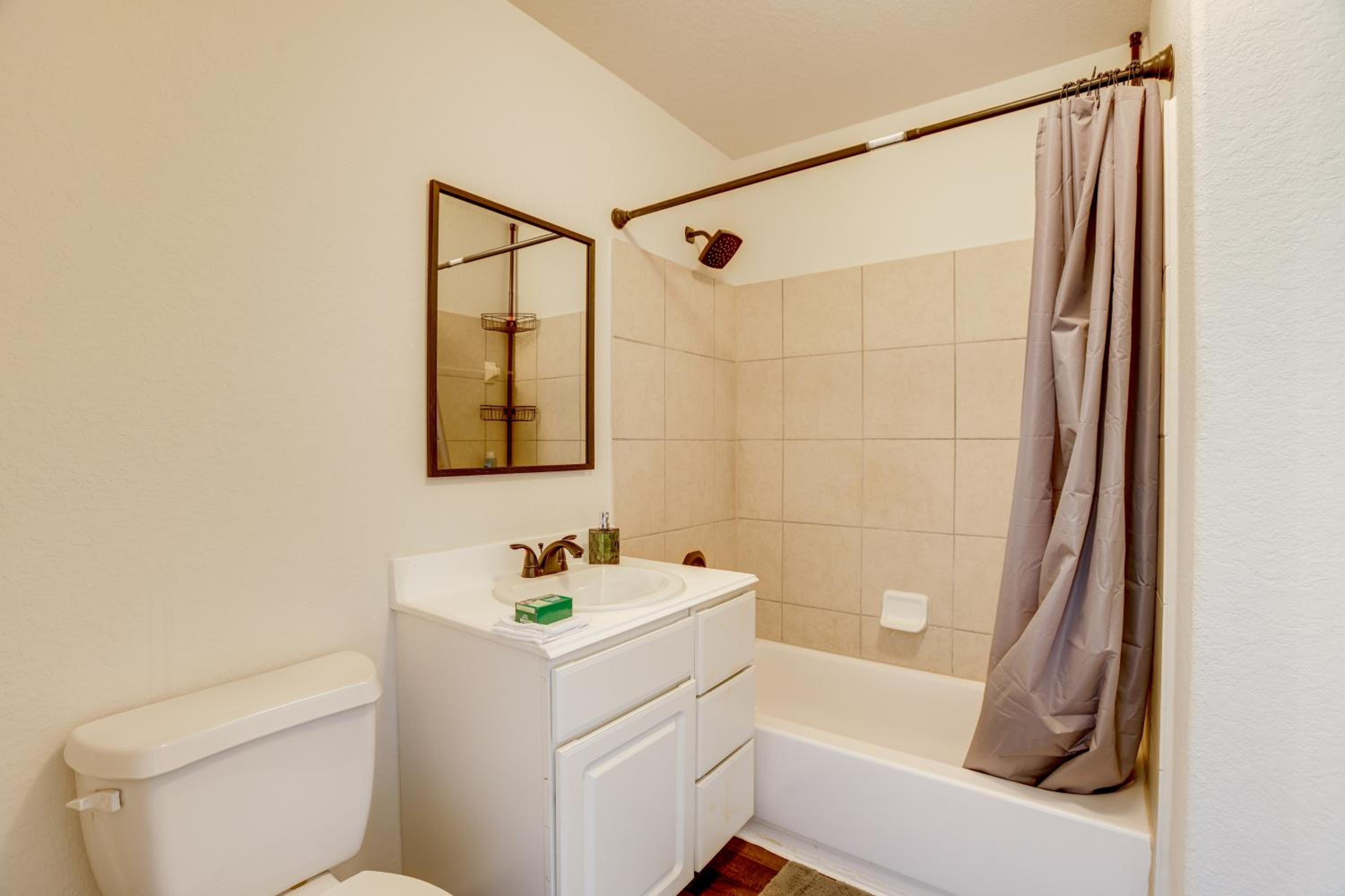 4 Mi to Houston Airport Spacious Home in Humble