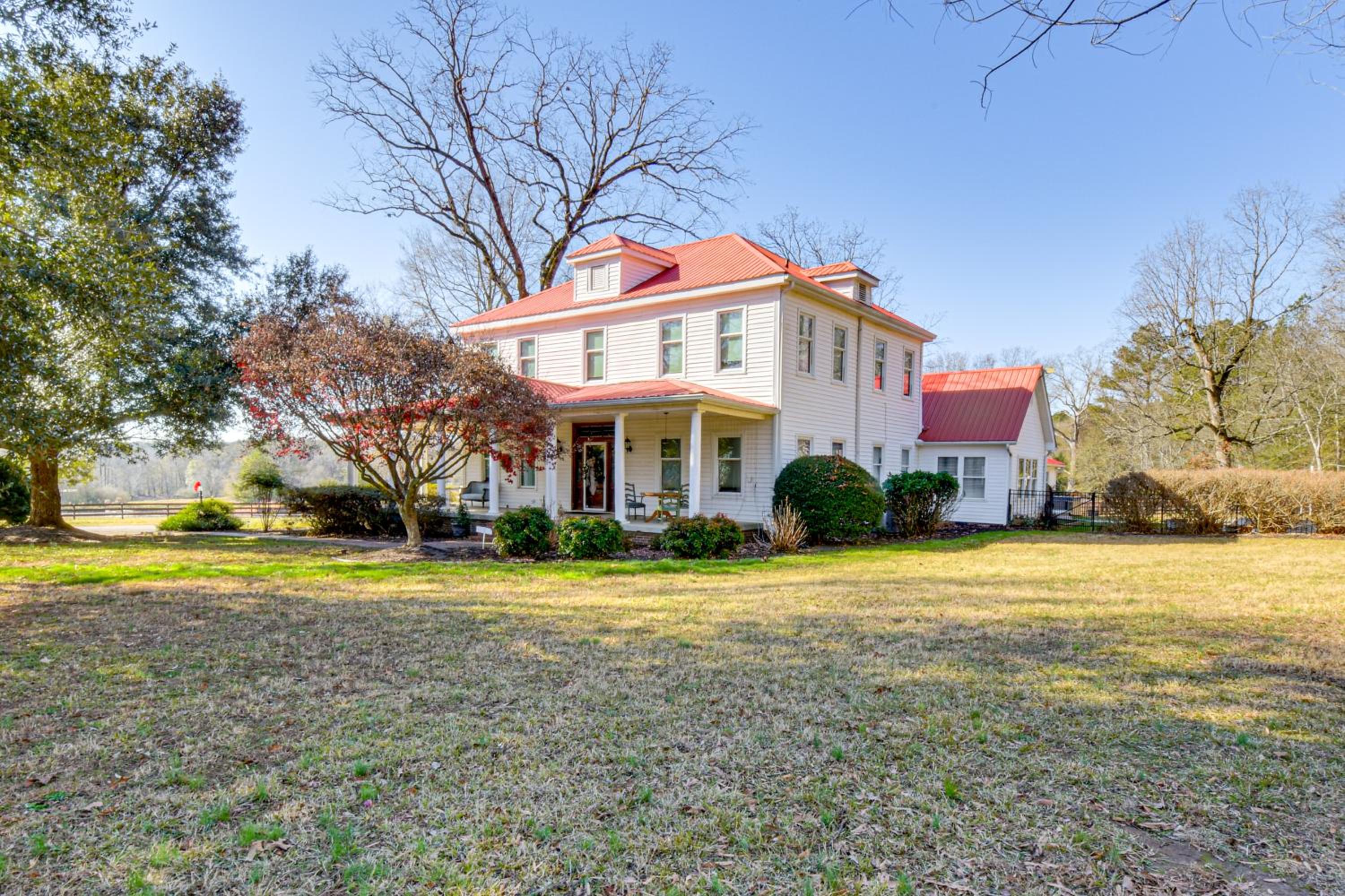 Historic Farmhouse with Modern Amenities and Hot Tub