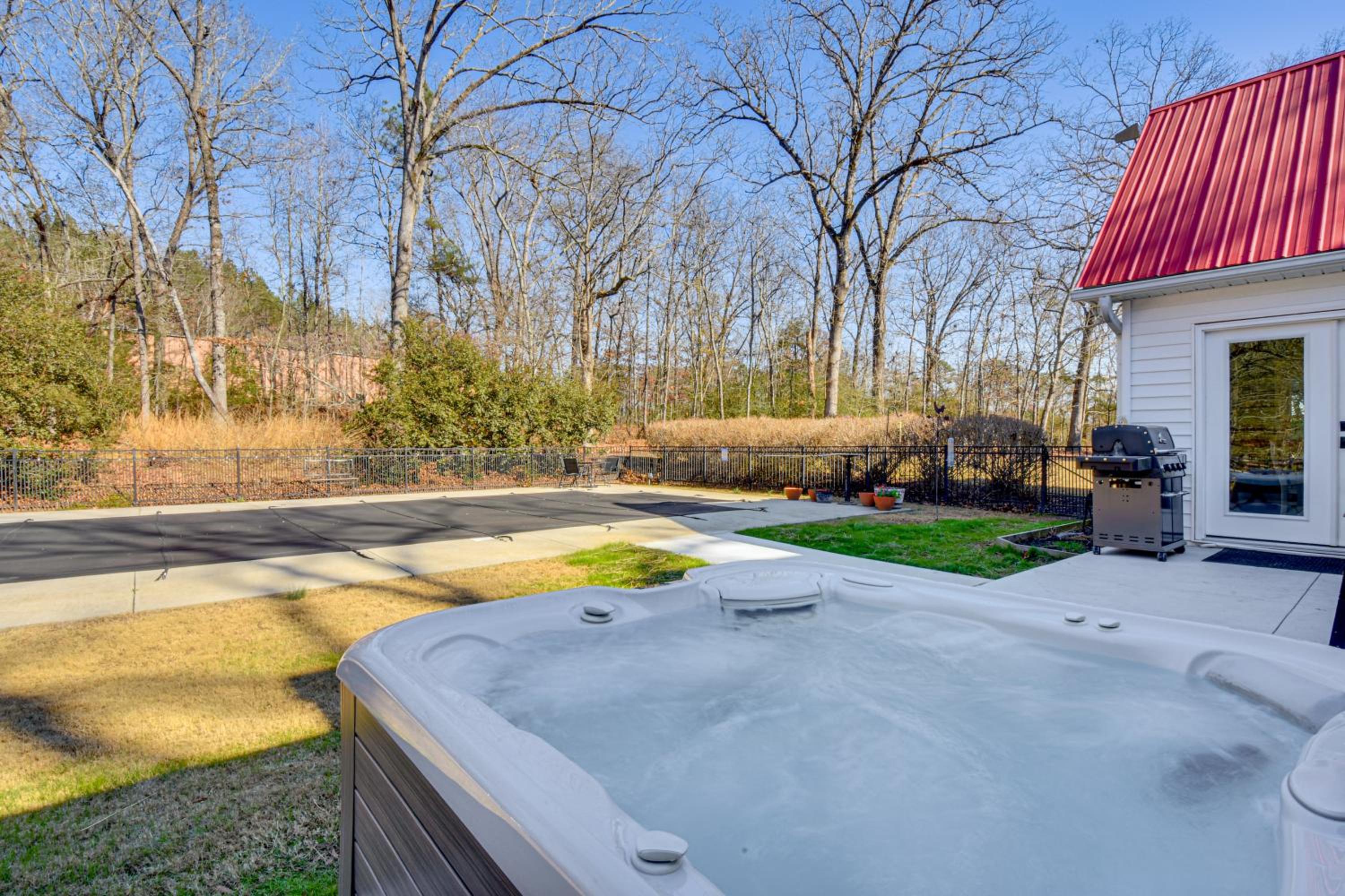 Historic Farmhouse with Modern Amenities and Hot Tub