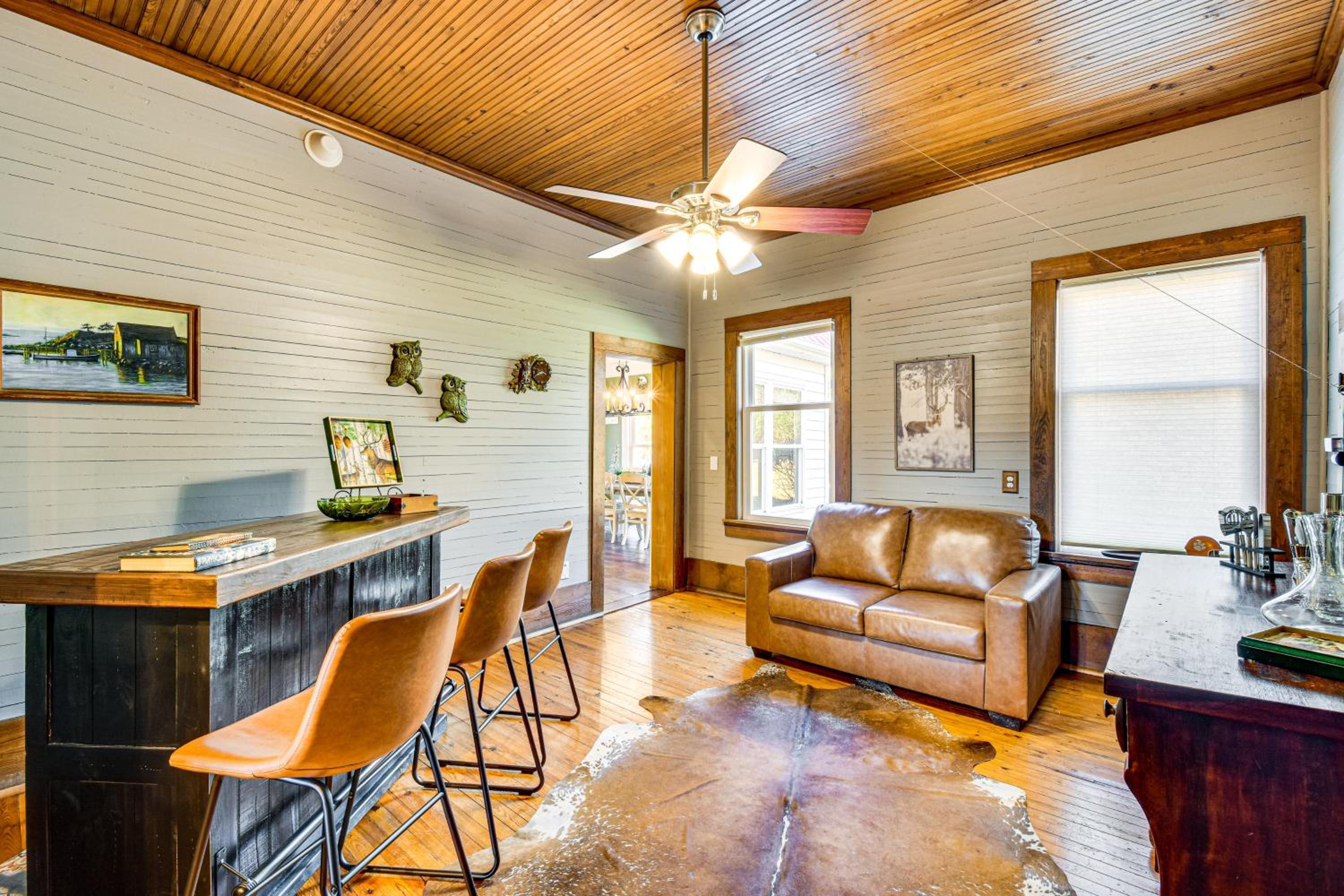 Historic Farmhouse with Modern Amenities and Hot Tub