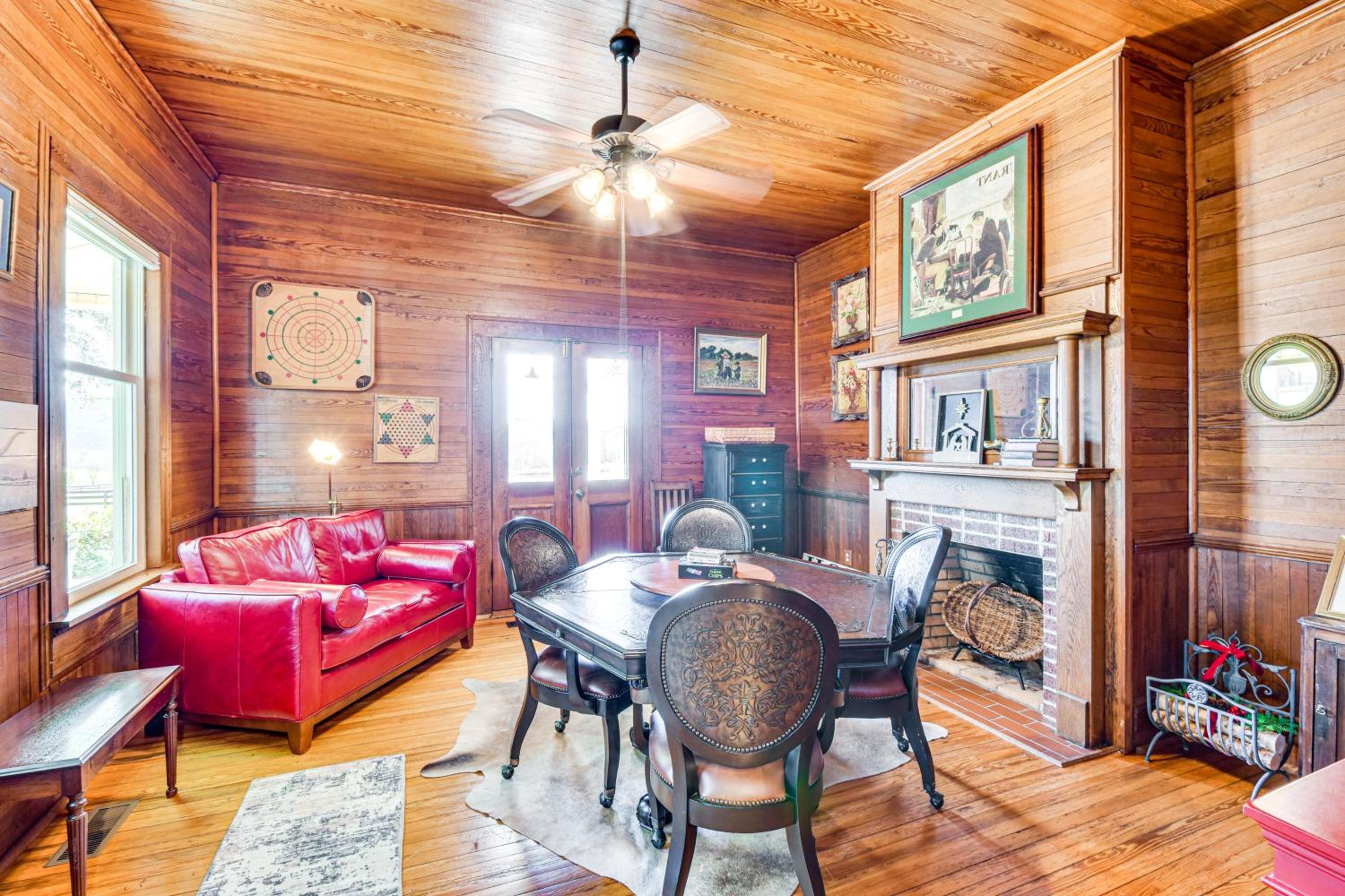 Historic Farmhouse with Modern Amenities and Hot Tub