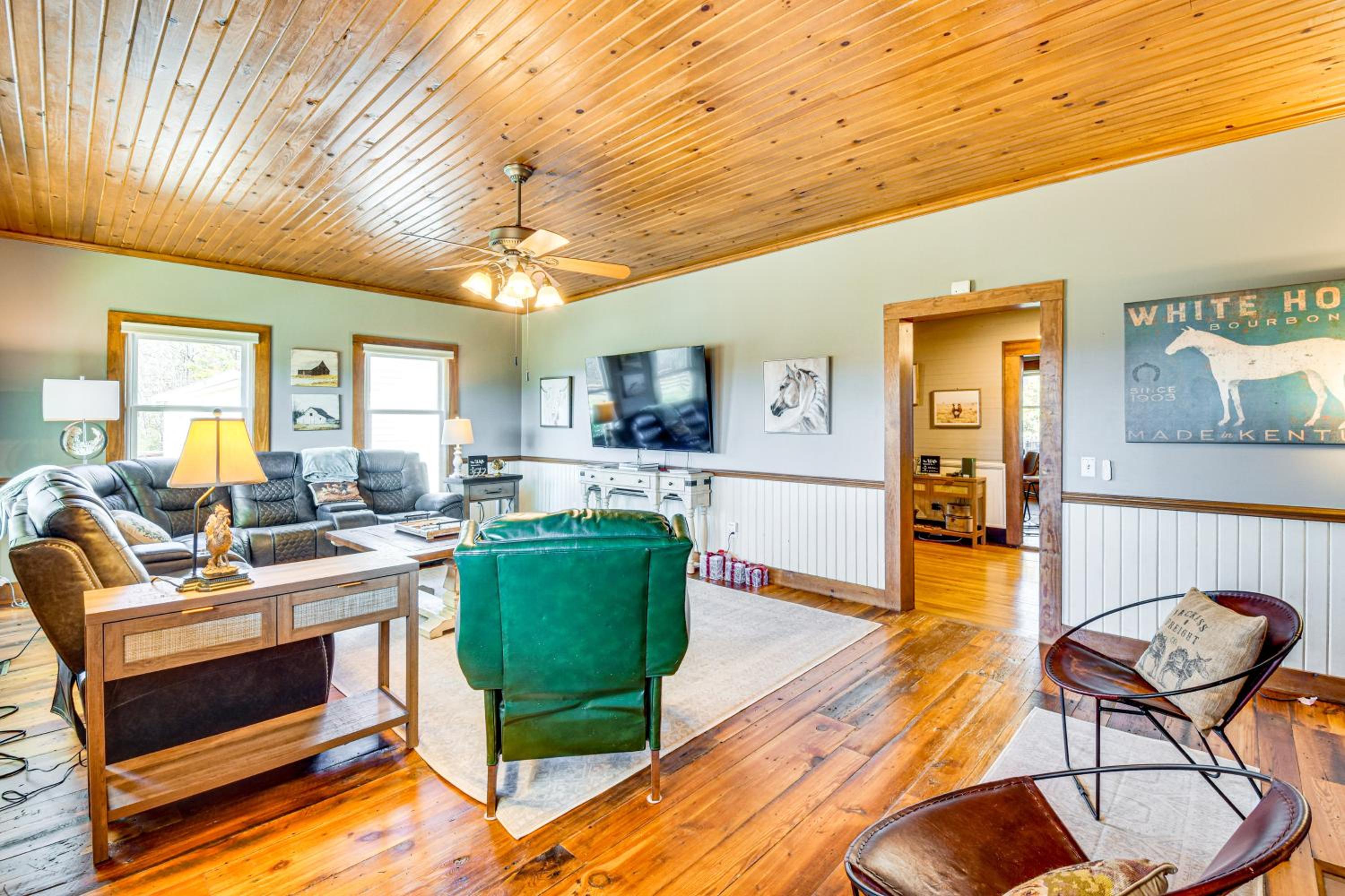 Historic Farmhouse with Modern Amenities and Hot Tub