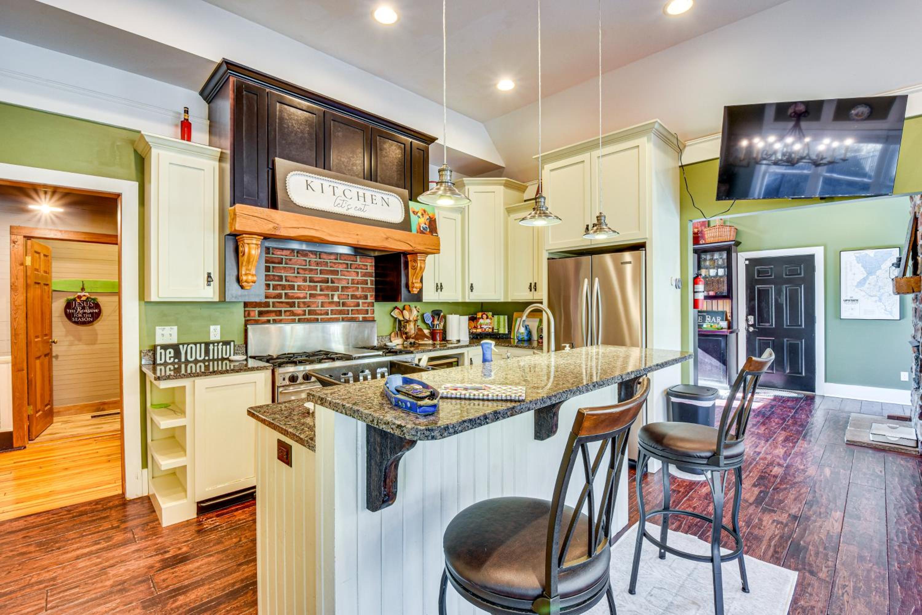 Historic Farmhouse with Modern Amenities and Hot Tub