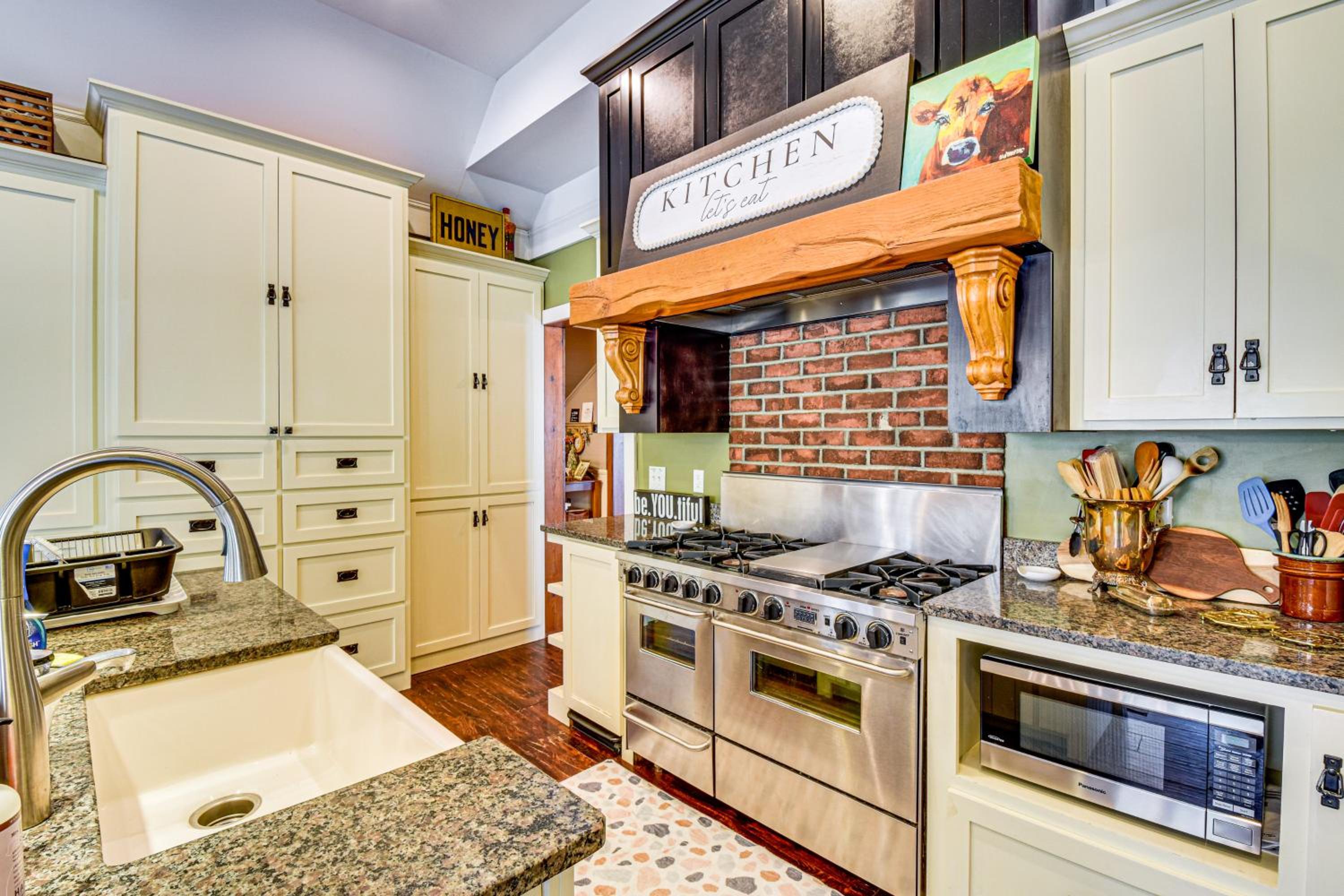 Historic Farmhouse with Modern Amenities and Hot Tub