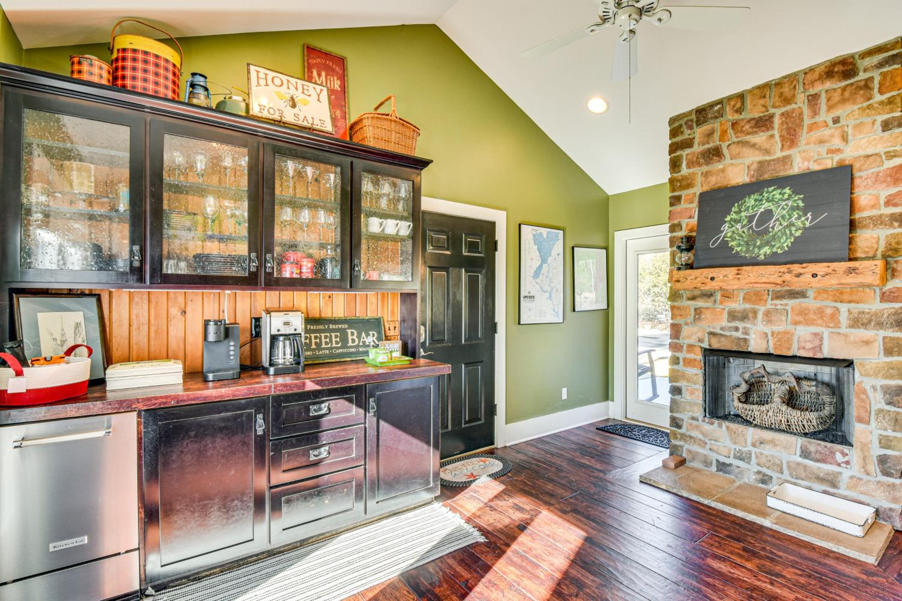 Historic Farmhouse with Modern Amenities and Hot Tub