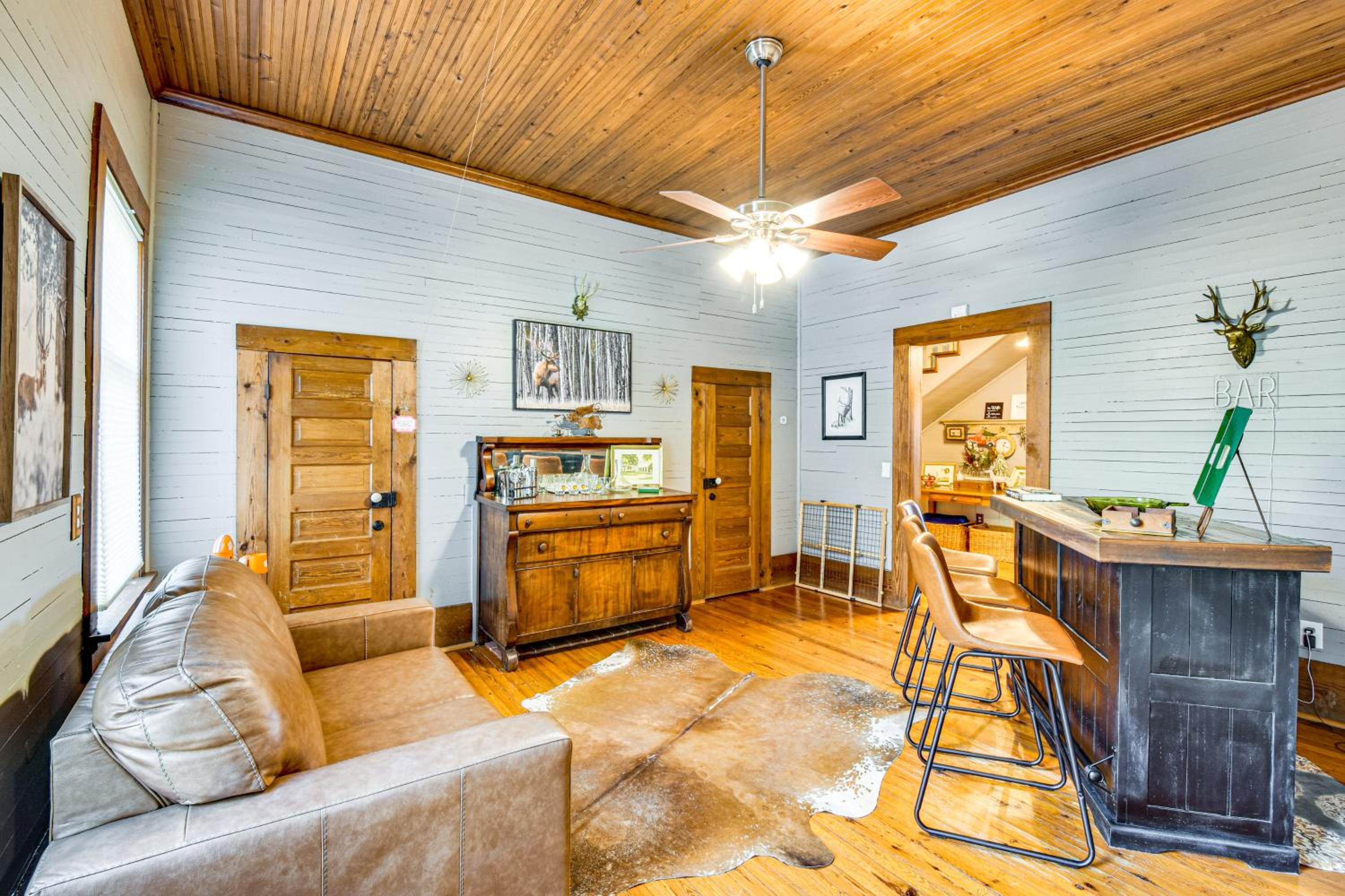 Historic Farmhouse with Modern Amenities and Hot Tub
