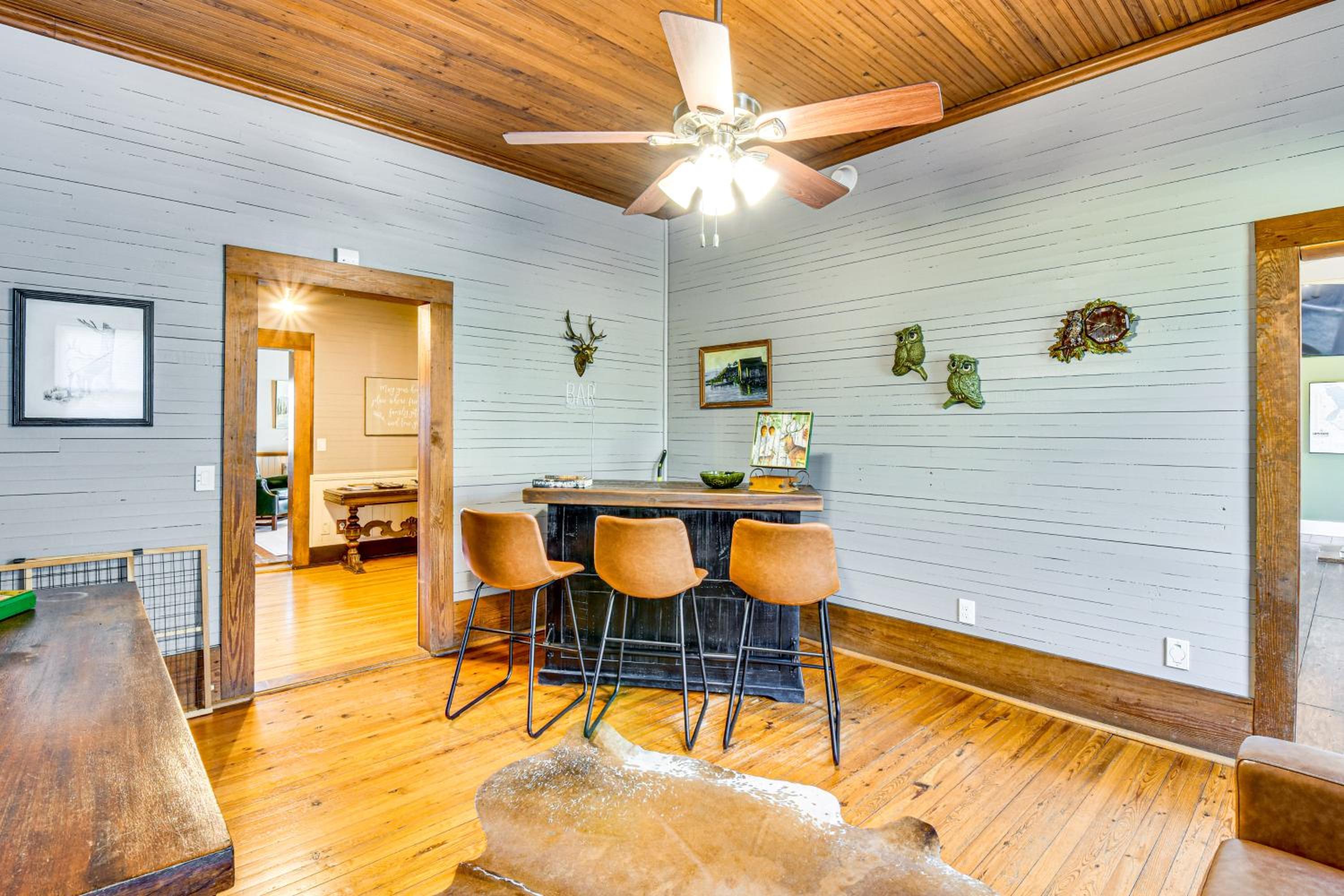 Historic Farmhouse with Modern Amenities and Hot Tub