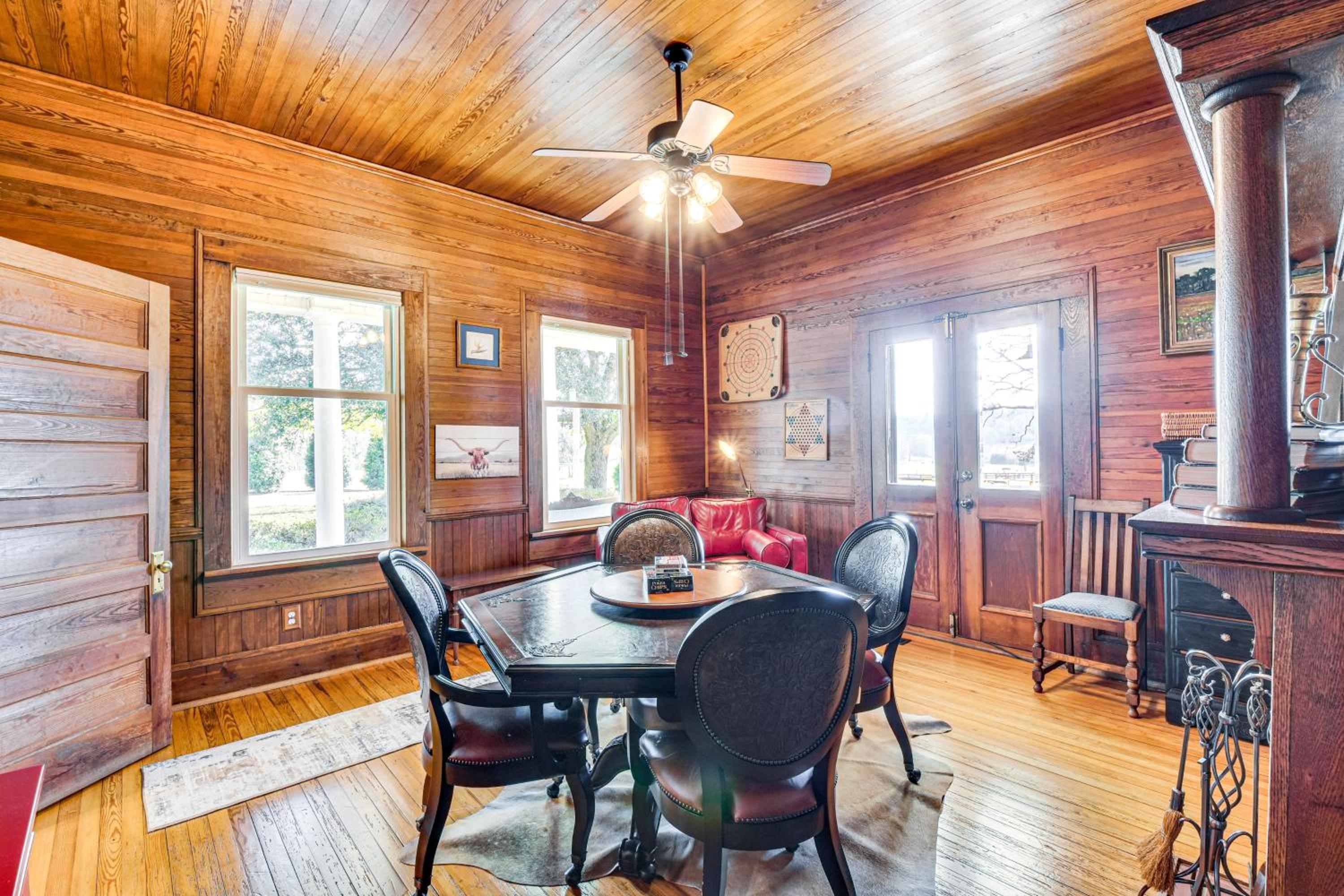 Historic Farmhouse with Modern Amenities and Hot Tub