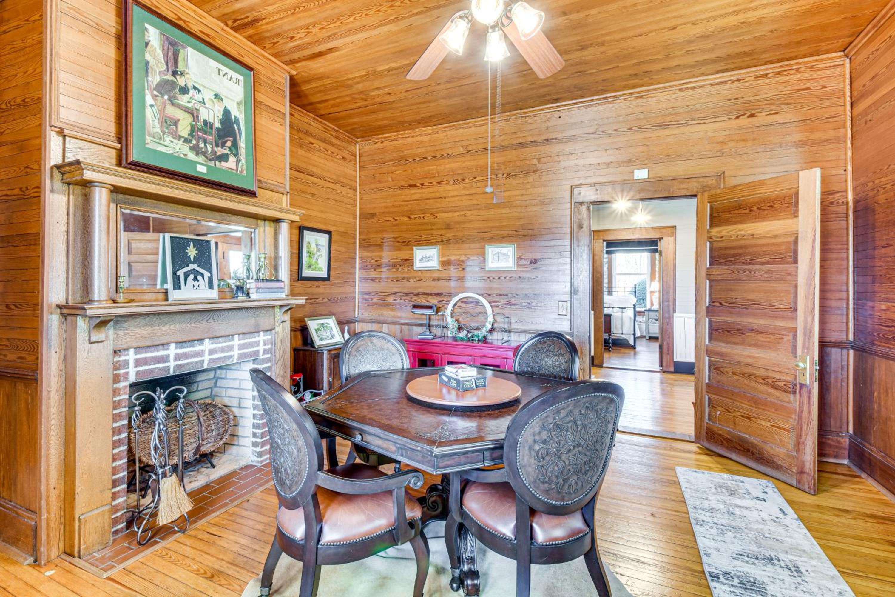Historic Farmhouse with Modern Amenities and Hot Tub