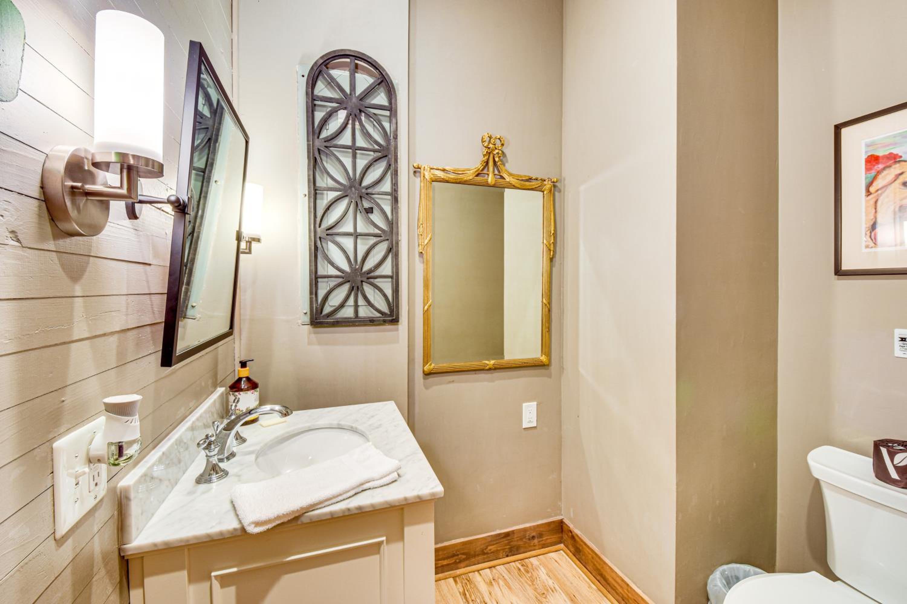 Historic Farmhouse with Modern Amenities and Hot Tub