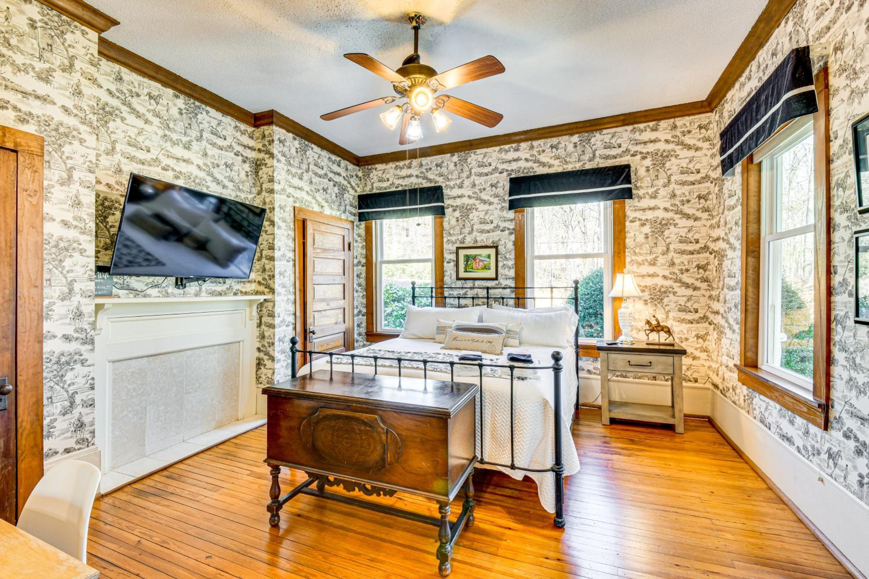 Historic Farmhouse with Modern Amenities and Hot Tub