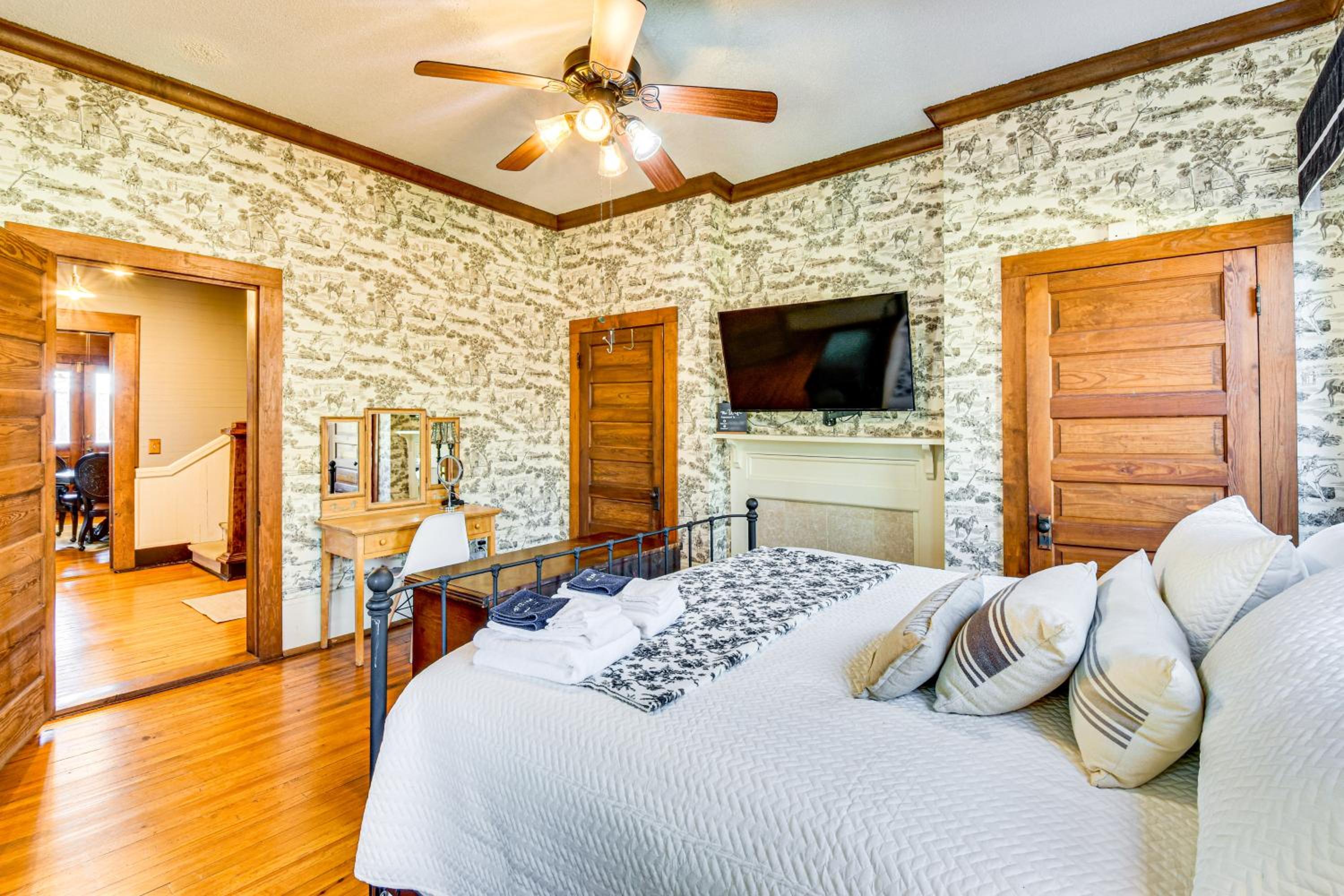 Historic Farmhouse with Modern Amenities and Hot Tub