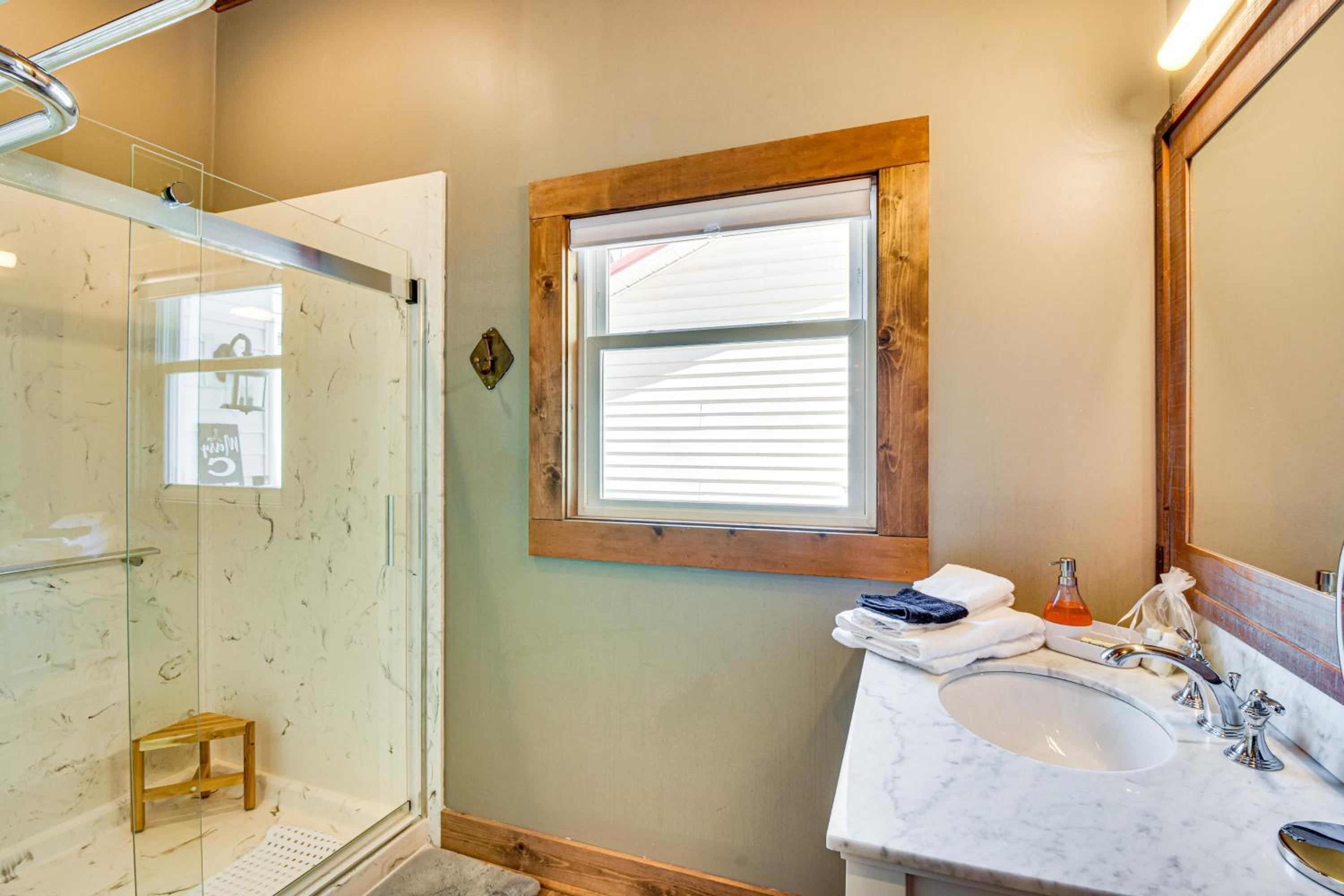 Historic Farmhouse with Modern Amenities and Hot Tub