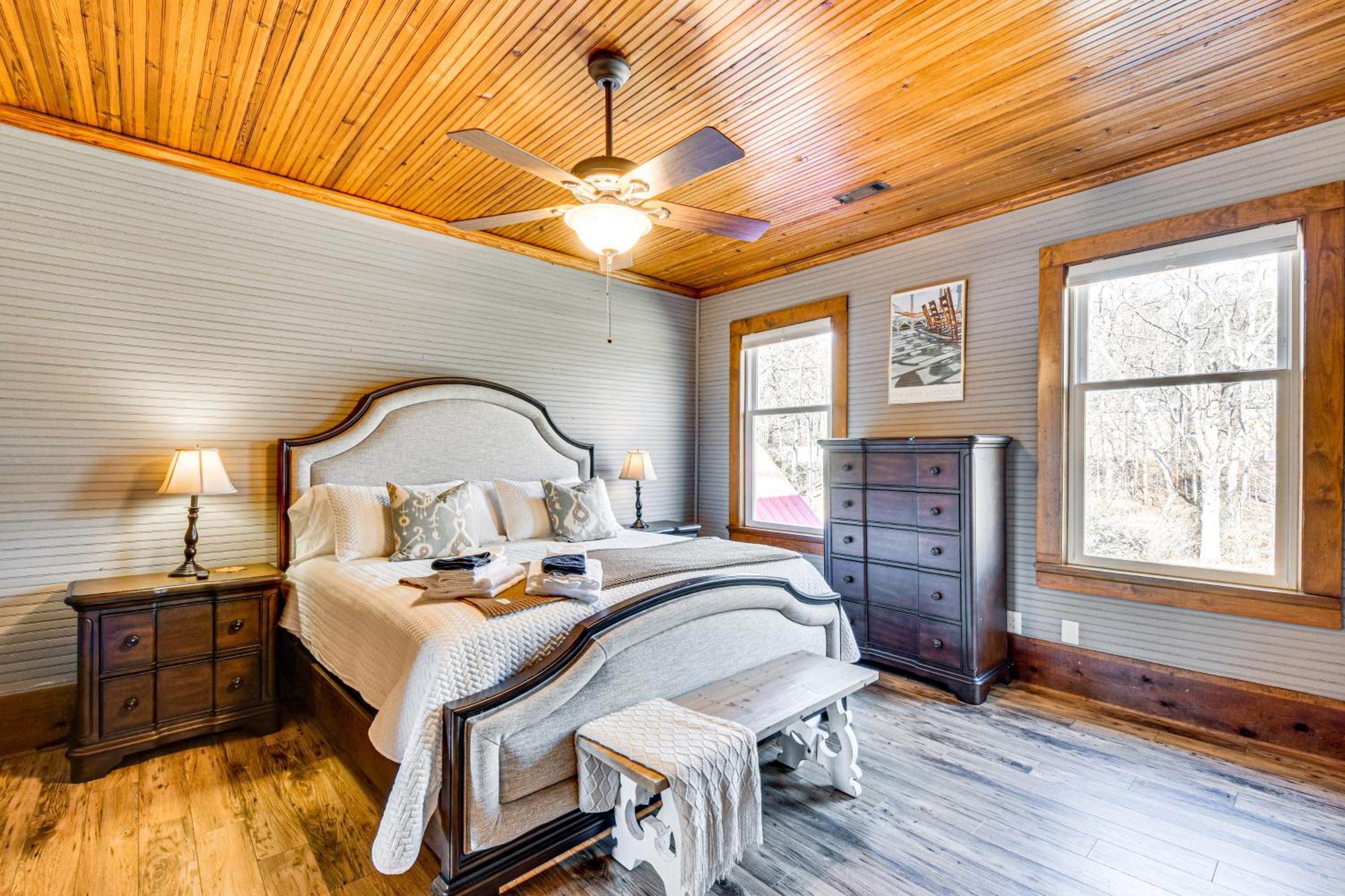 Historic Farmhouse with Modern Amenities and Hot Tub