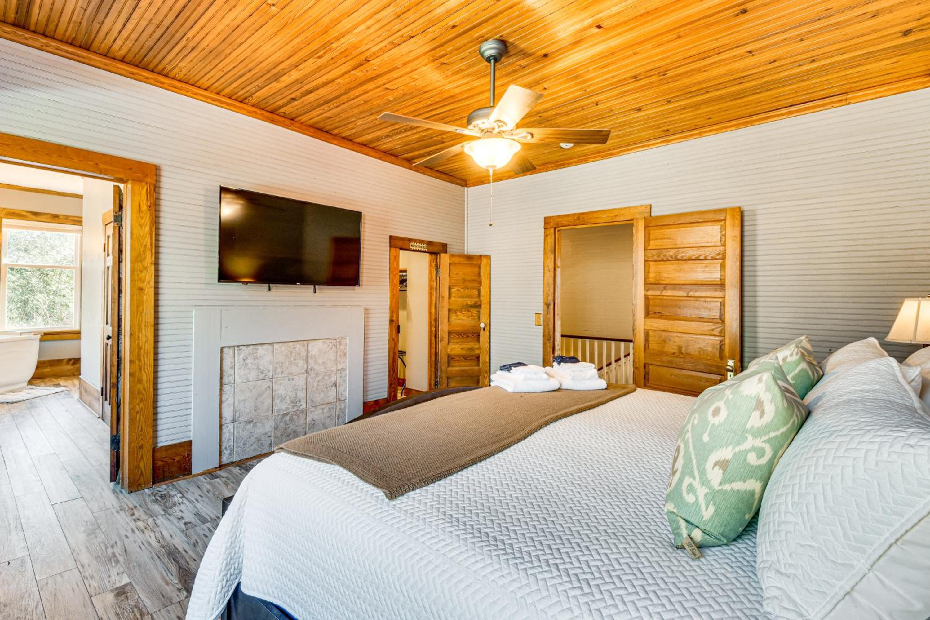 Historic Farmhouse with Modern Amenities and Hot Tub