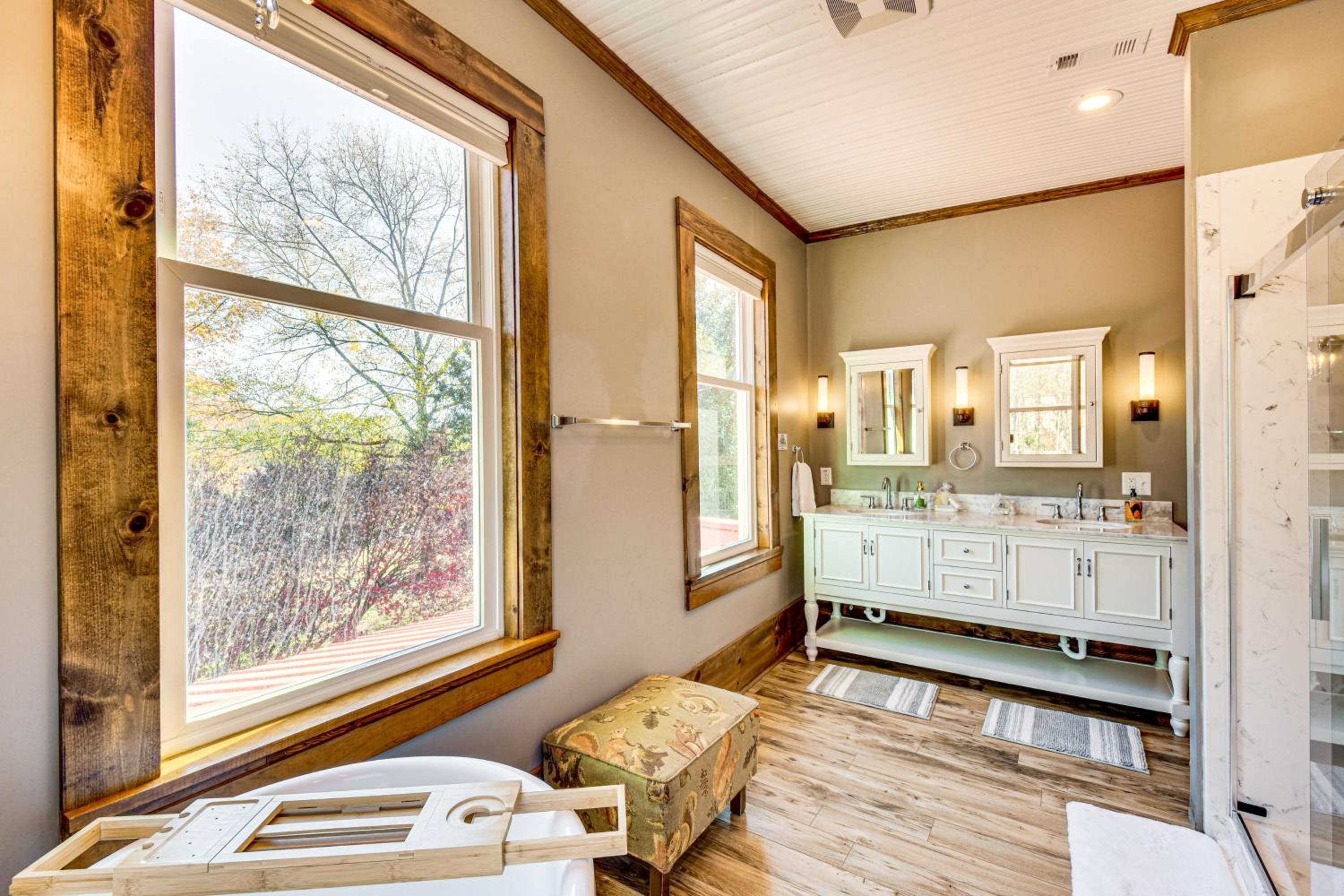 Historic Farmhouse with Modern Amenities and Hot Tub