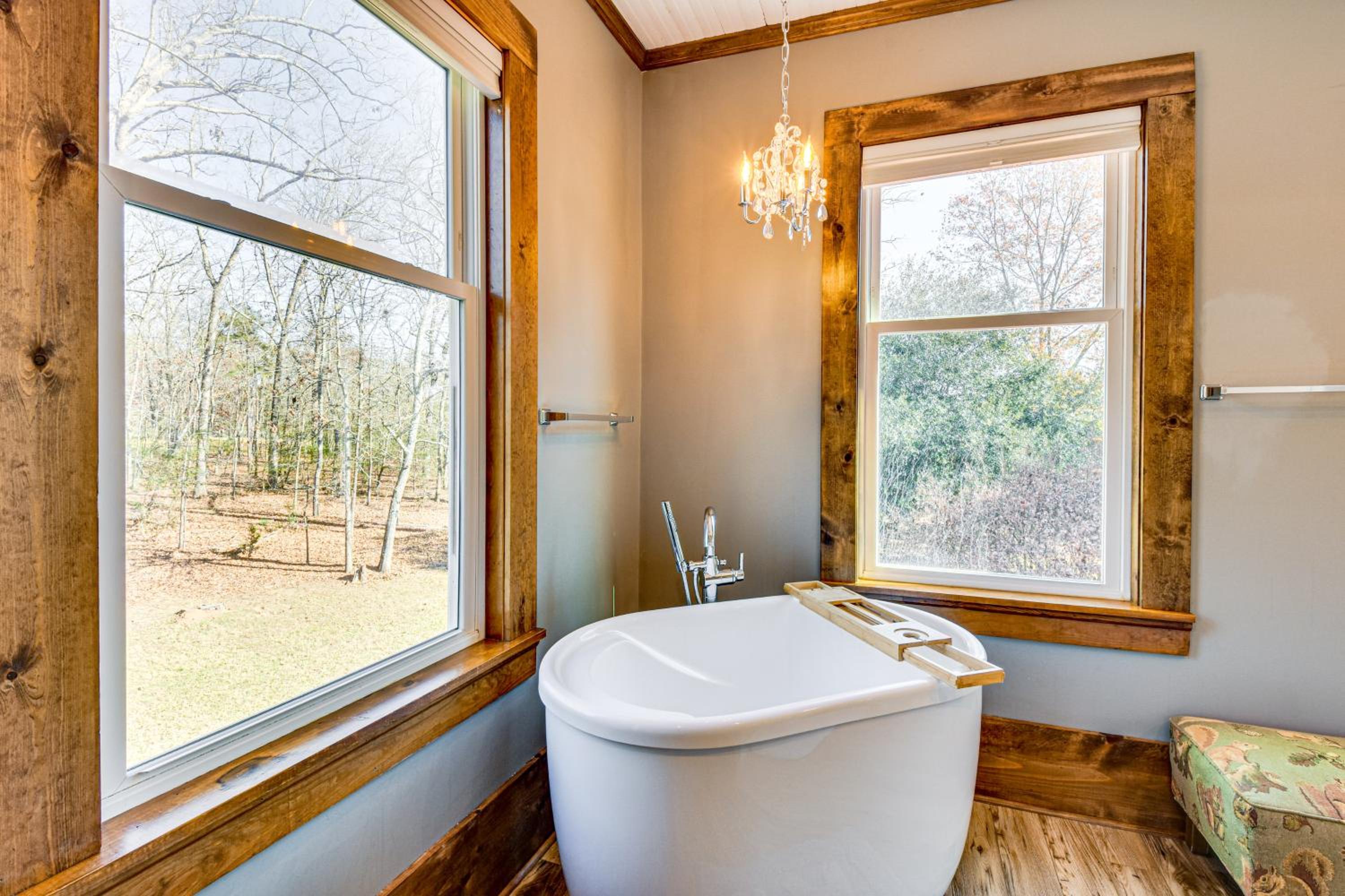 Historic Farmhouse with Modern Amenities and Hot Tub