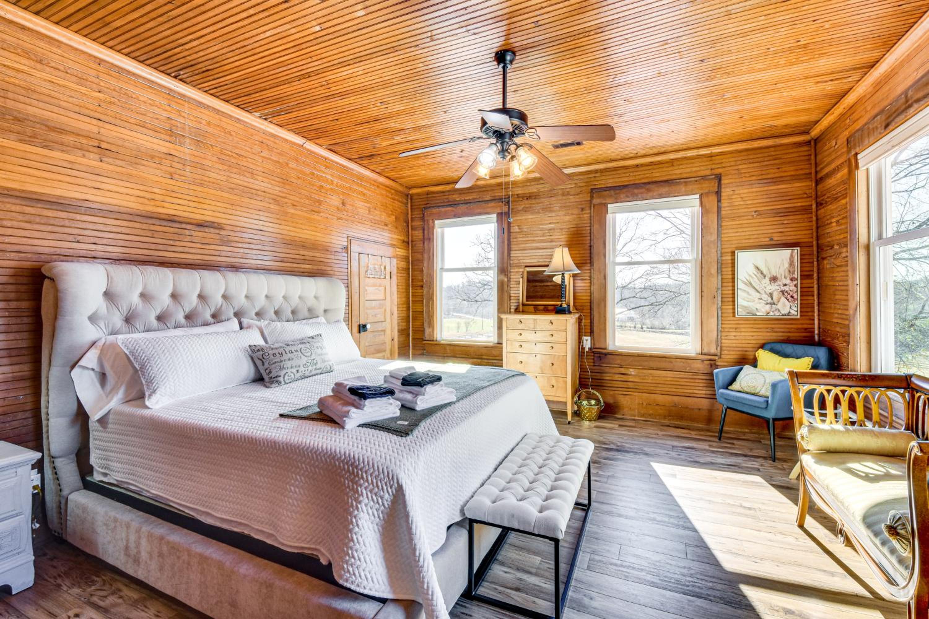 Historic Farmhouse with Modern Amenities and Hot Tub