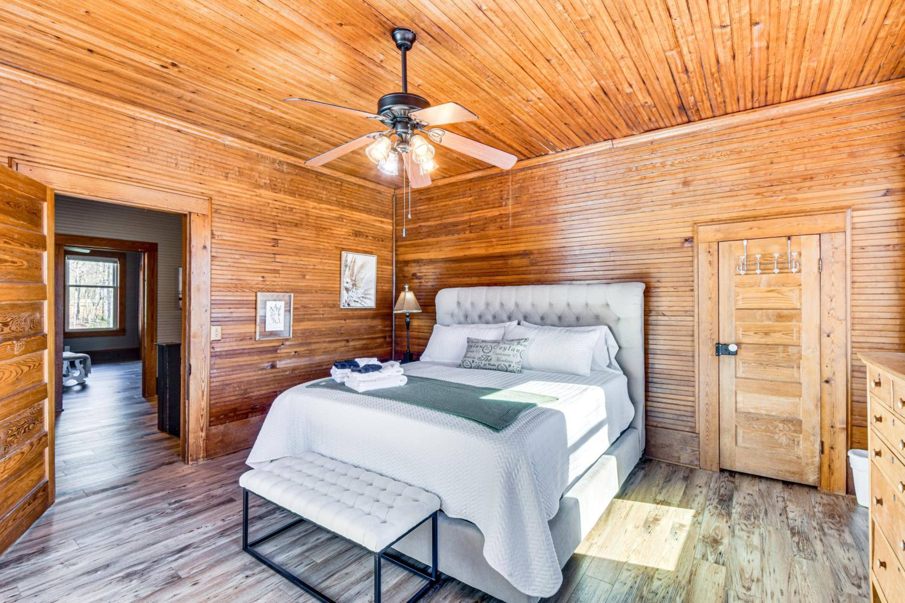Historic Farmhouse with Modern Amenities and Hot Tub