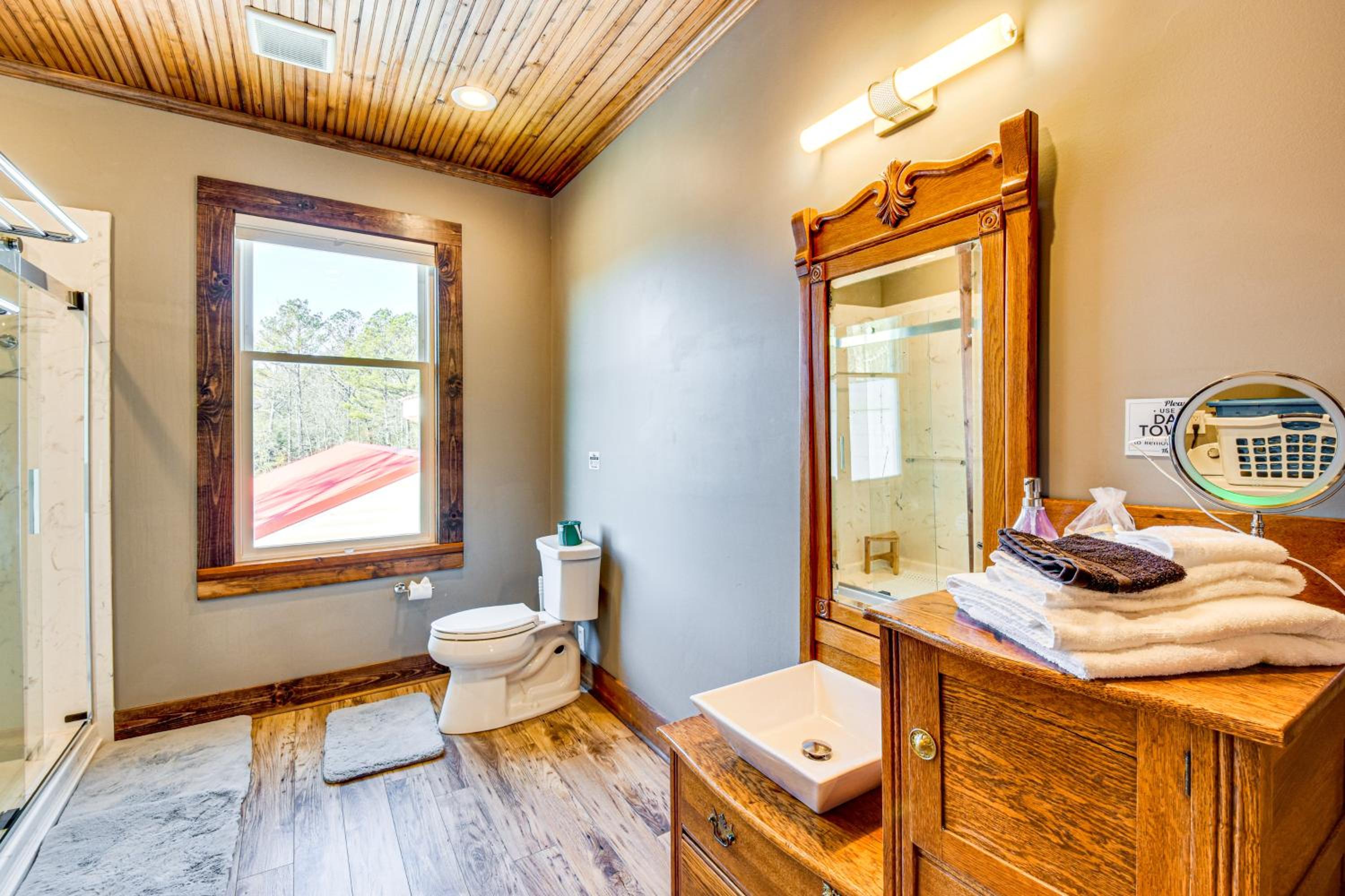 Historic Farmhouse with Modern Amenities and Hot Tub