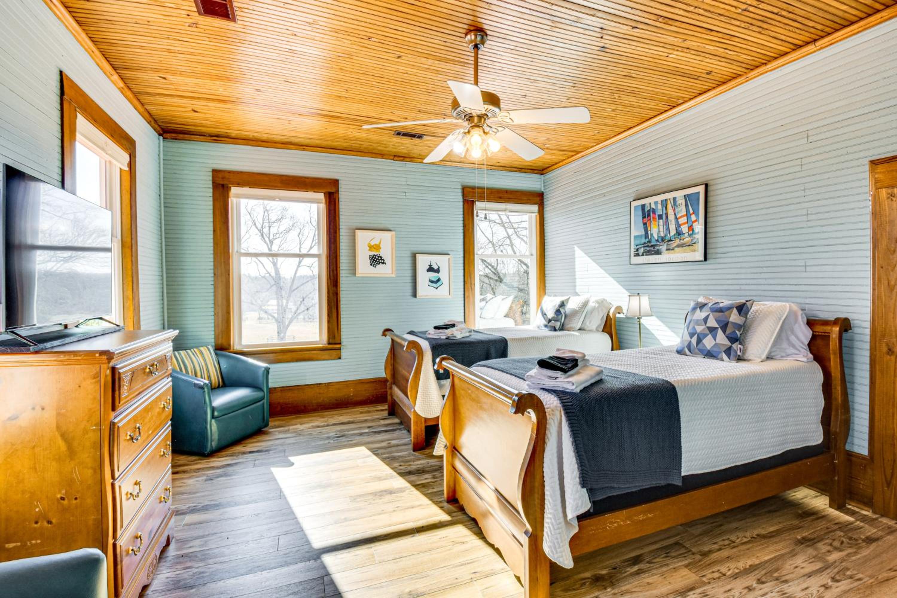 Historic Farmhouse with Modern Amenities and Hot Tub