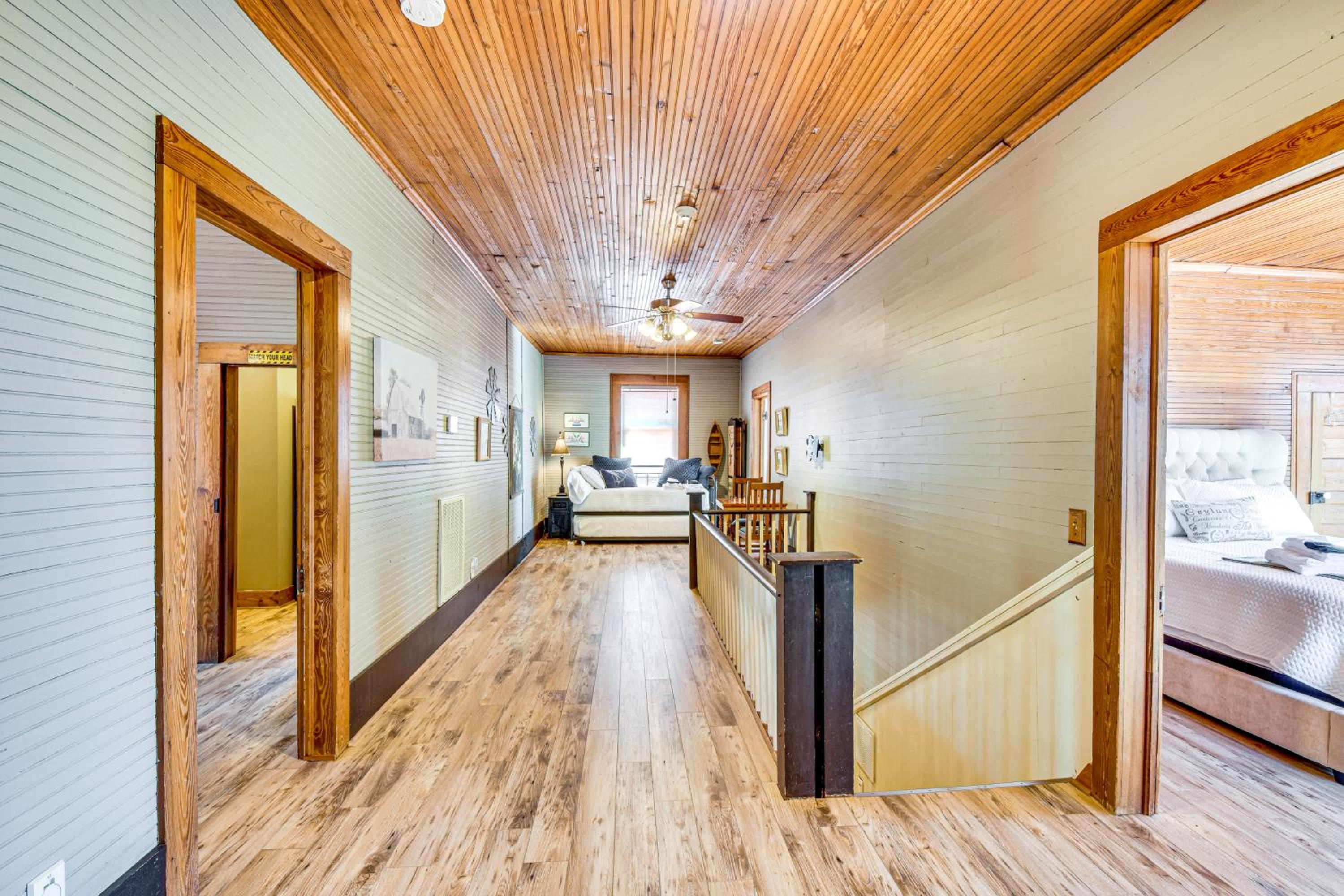 Historic Farmhouse with Modern Amenities and Hot Tub