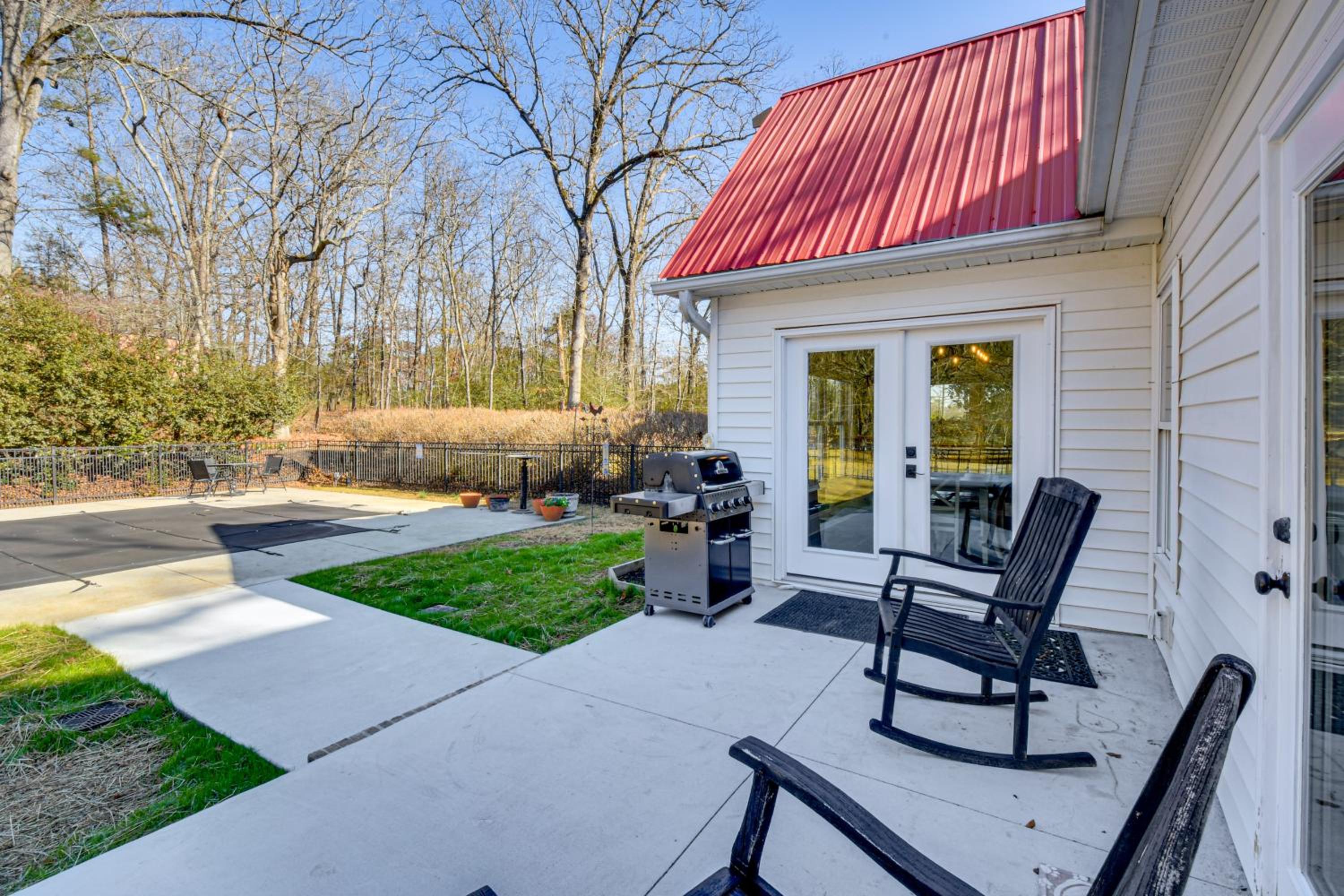 Historic Farmhouse with Modern Amenities and Hot Tub