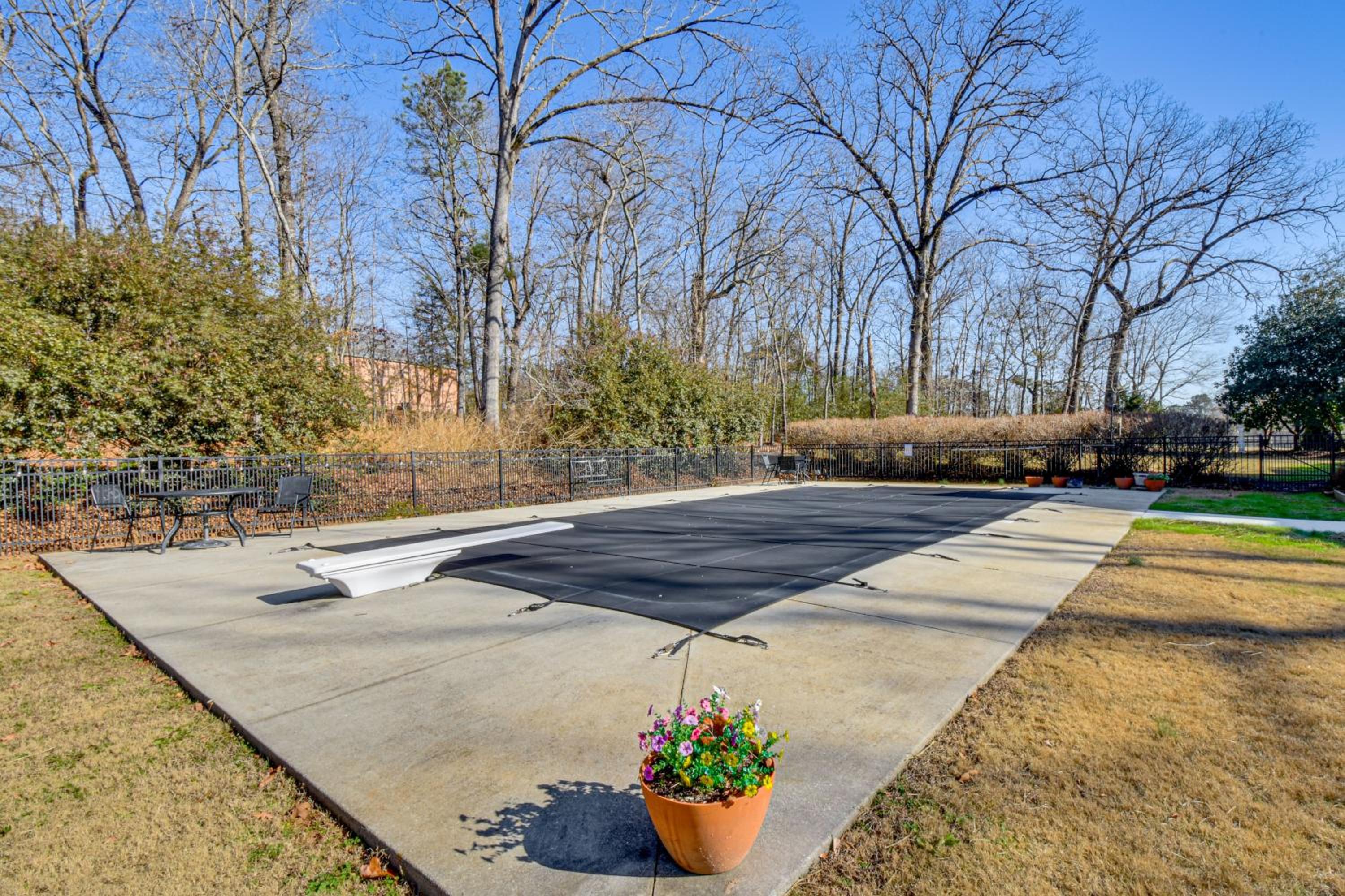 Historic Farmhouse with Modern Amenities and Hot Tub