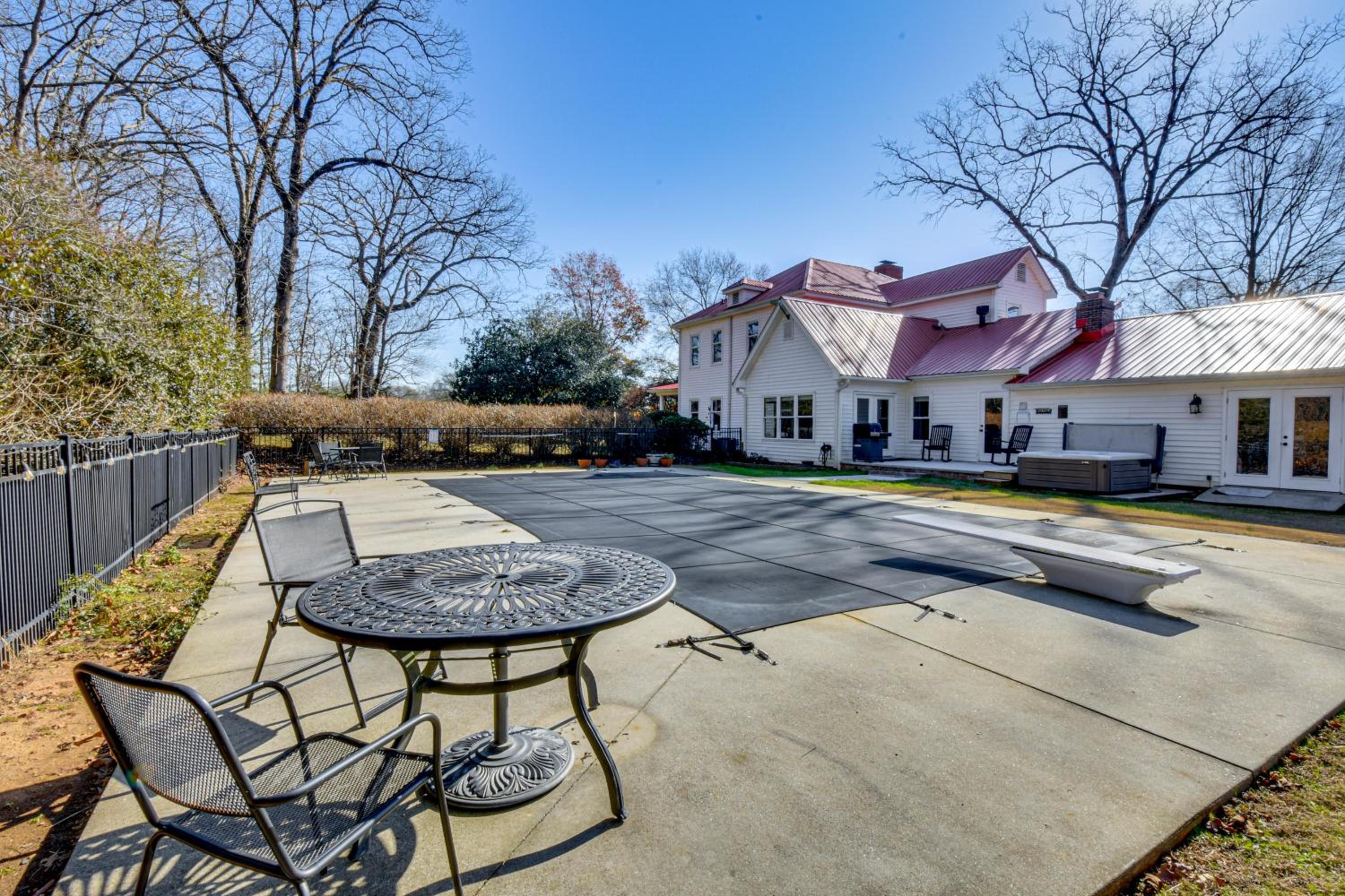 Historic Farmhouse with Modern Amenities and Hot Tub