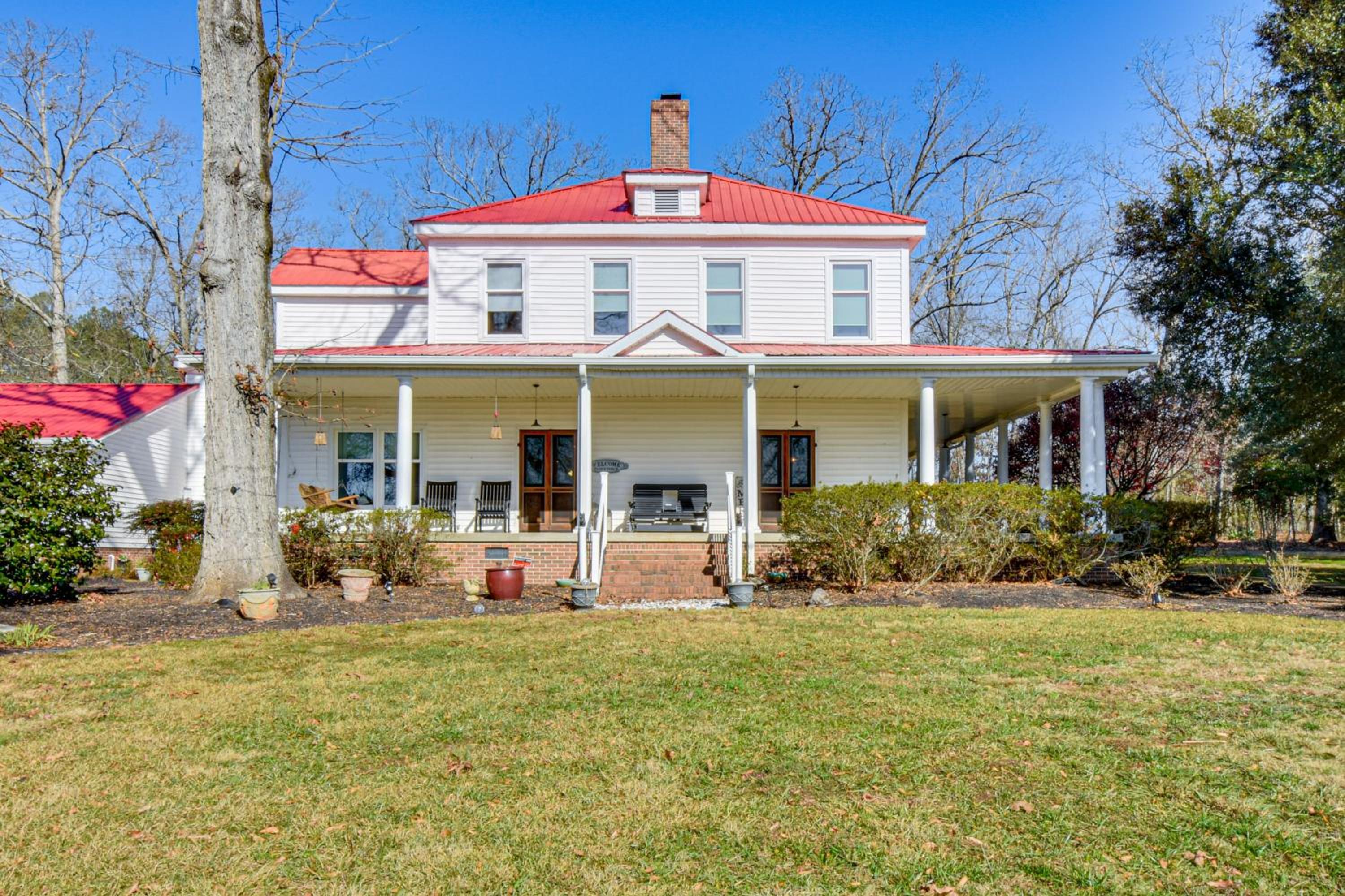 Historic Farmhouse with Modern Amenities and Hot Tub