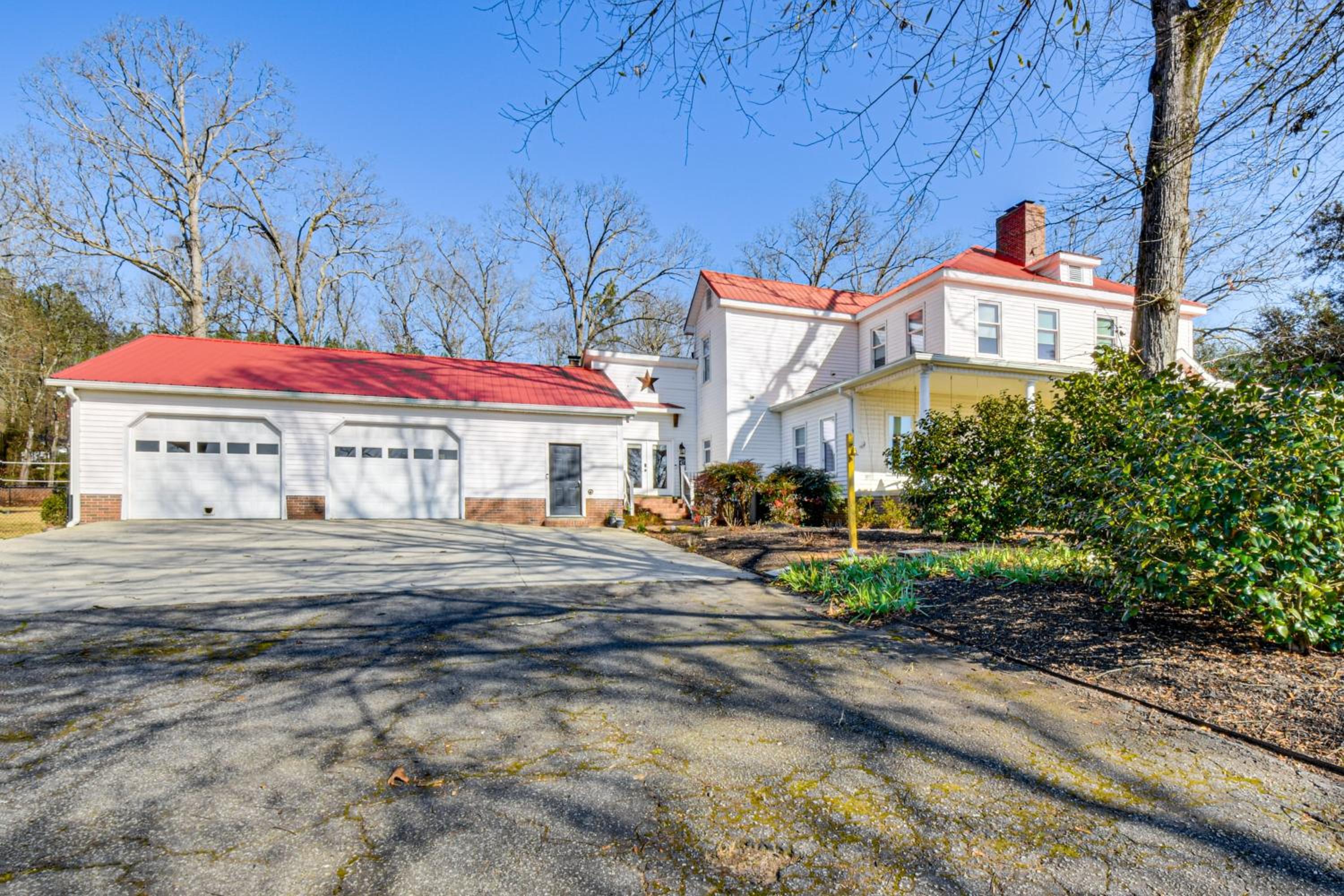 Historic Farmhouse with Modern Amenities and Hot Tub