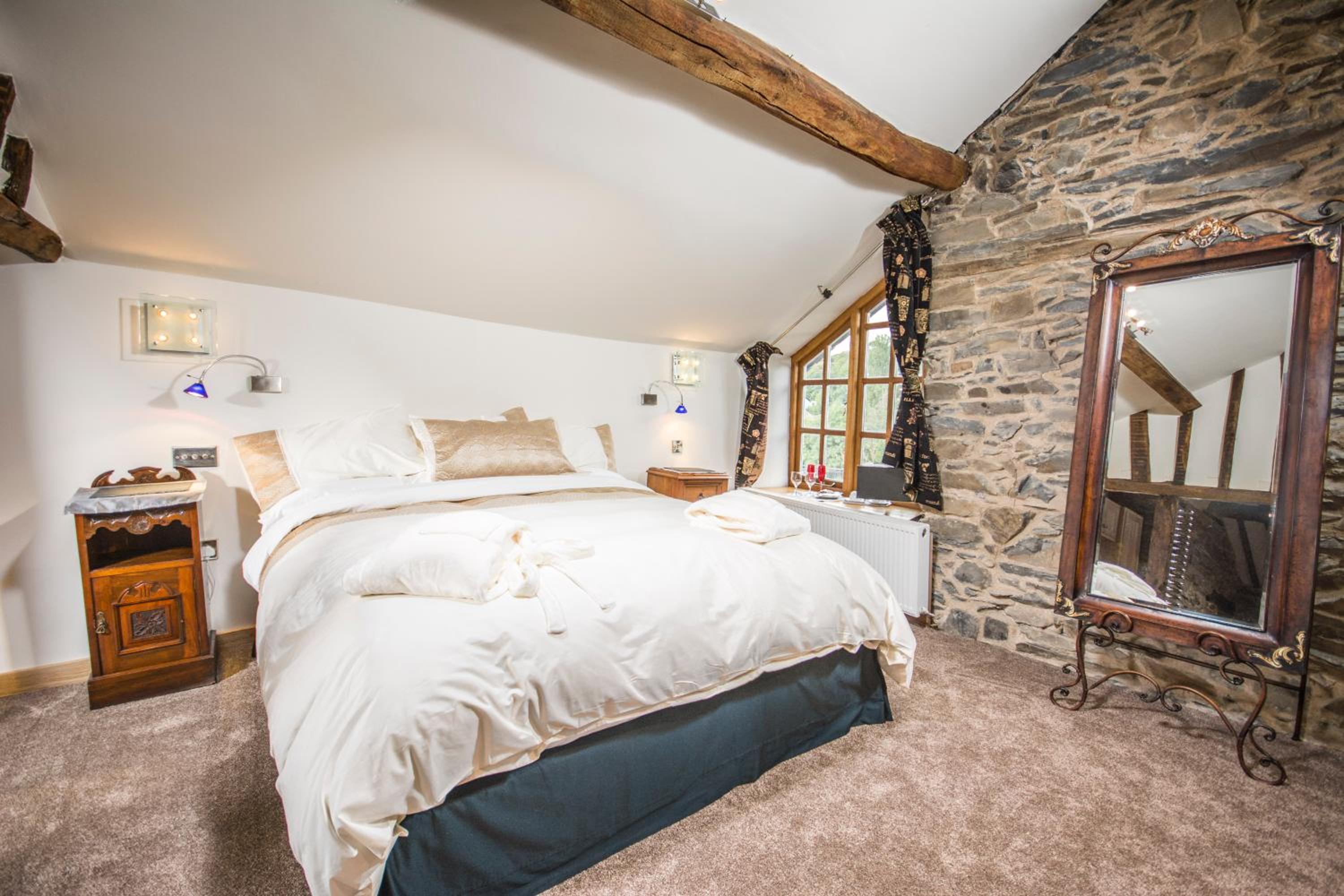 Self Catering Accommodation, Cornerstones, 16th Century Luxury House overlooking the River