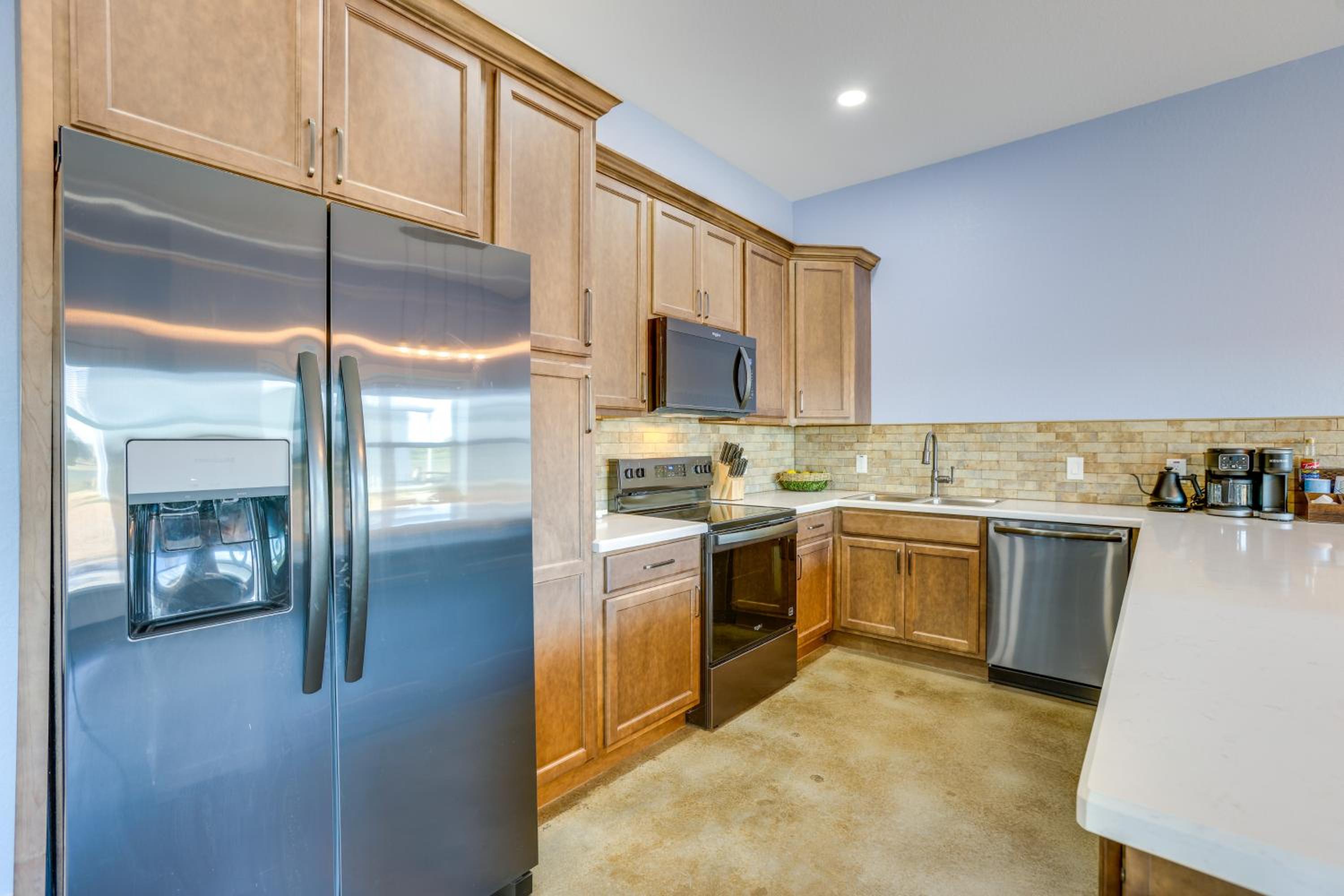 8 Mi to Gulf! Newly Built Townhome in Matagorda