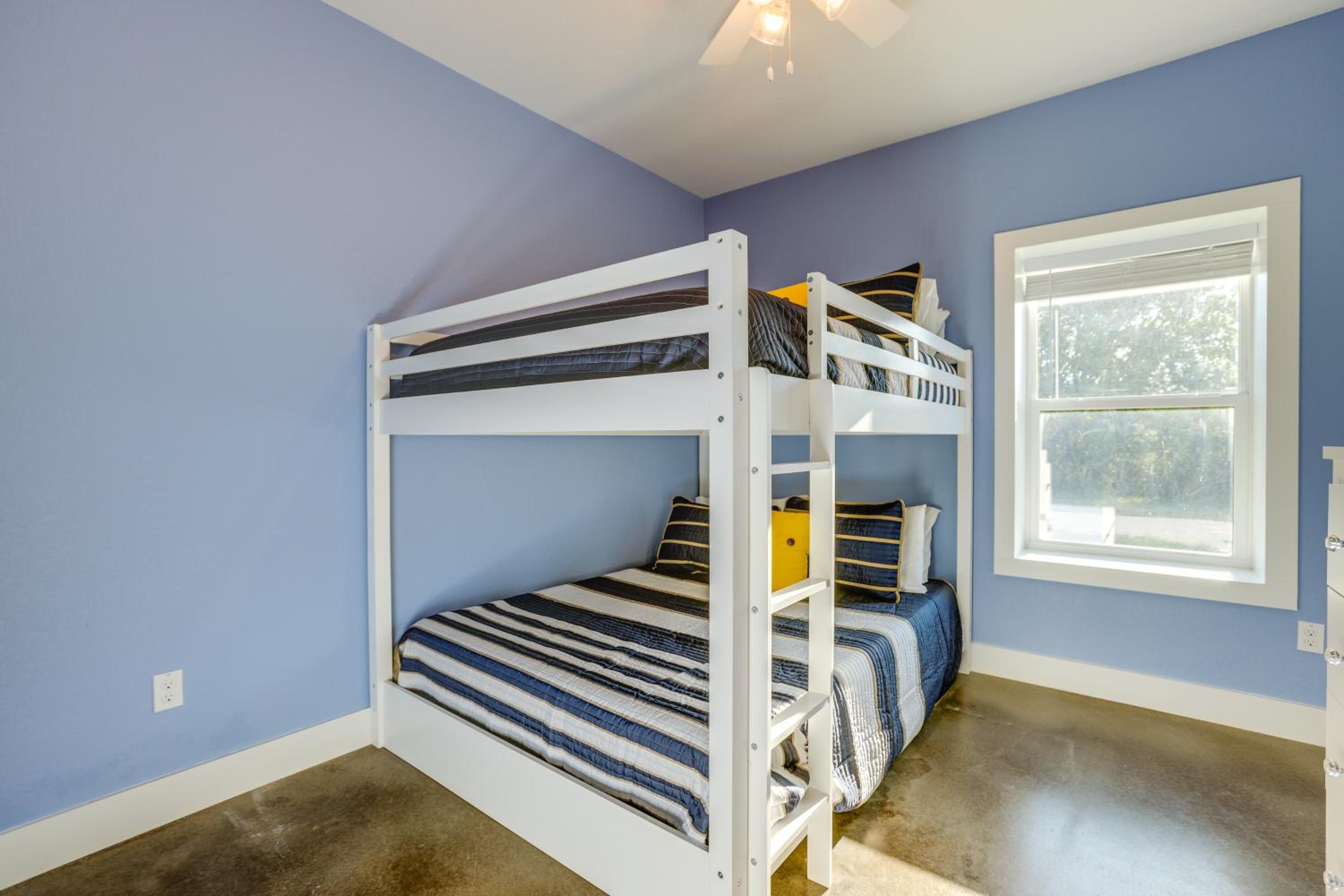 8 Mi to Gulf! Newly Built Townhome in Matagorda