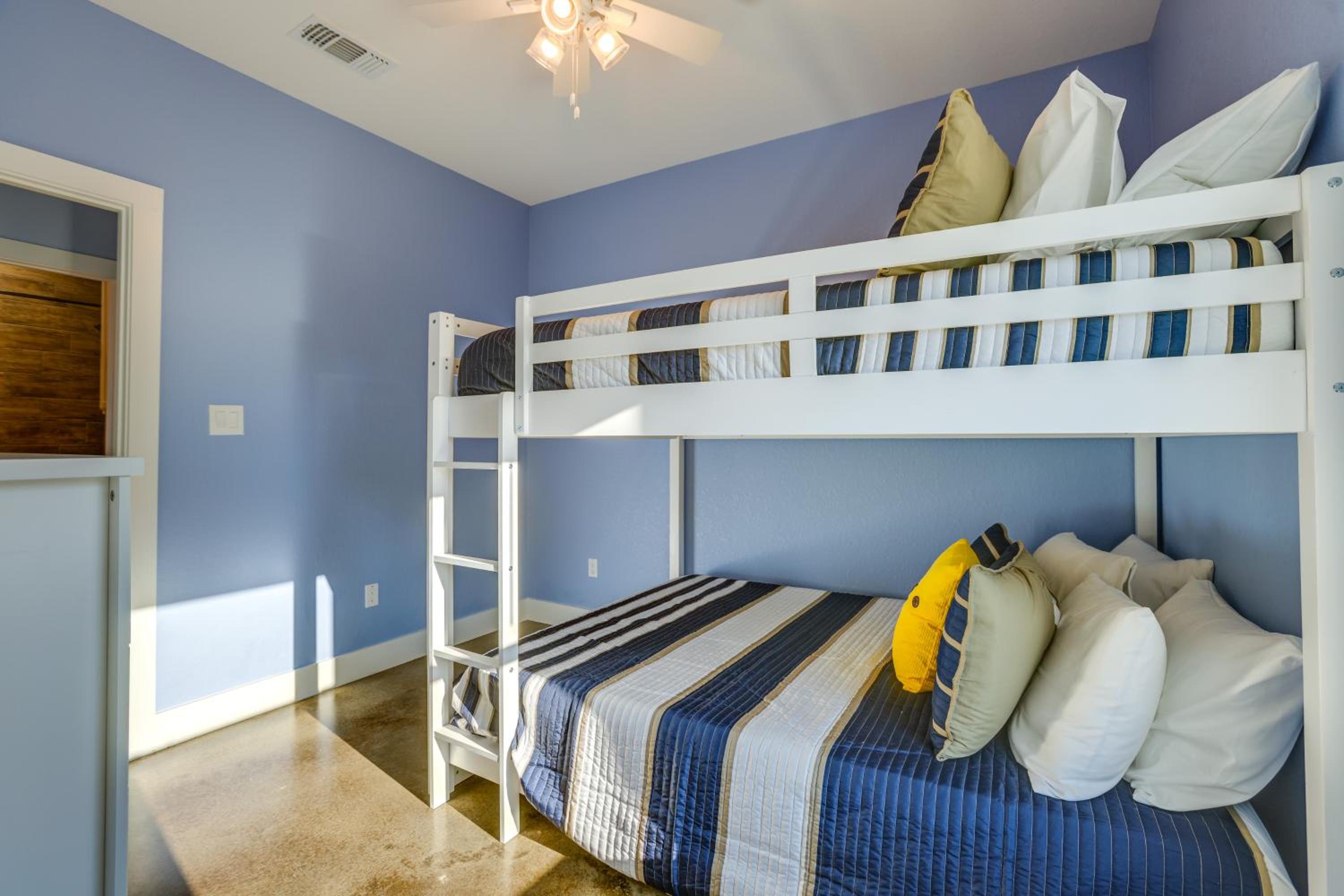 8 Mi to Gulf! Newly Built Townhome in Matagorda