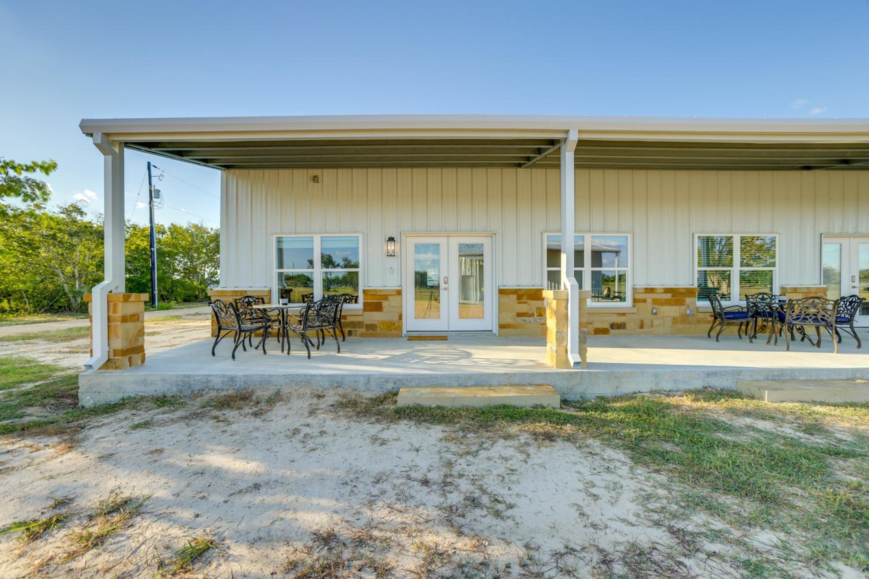 8 Mi to Gulf! Newly Built Townhome in Matagorda
